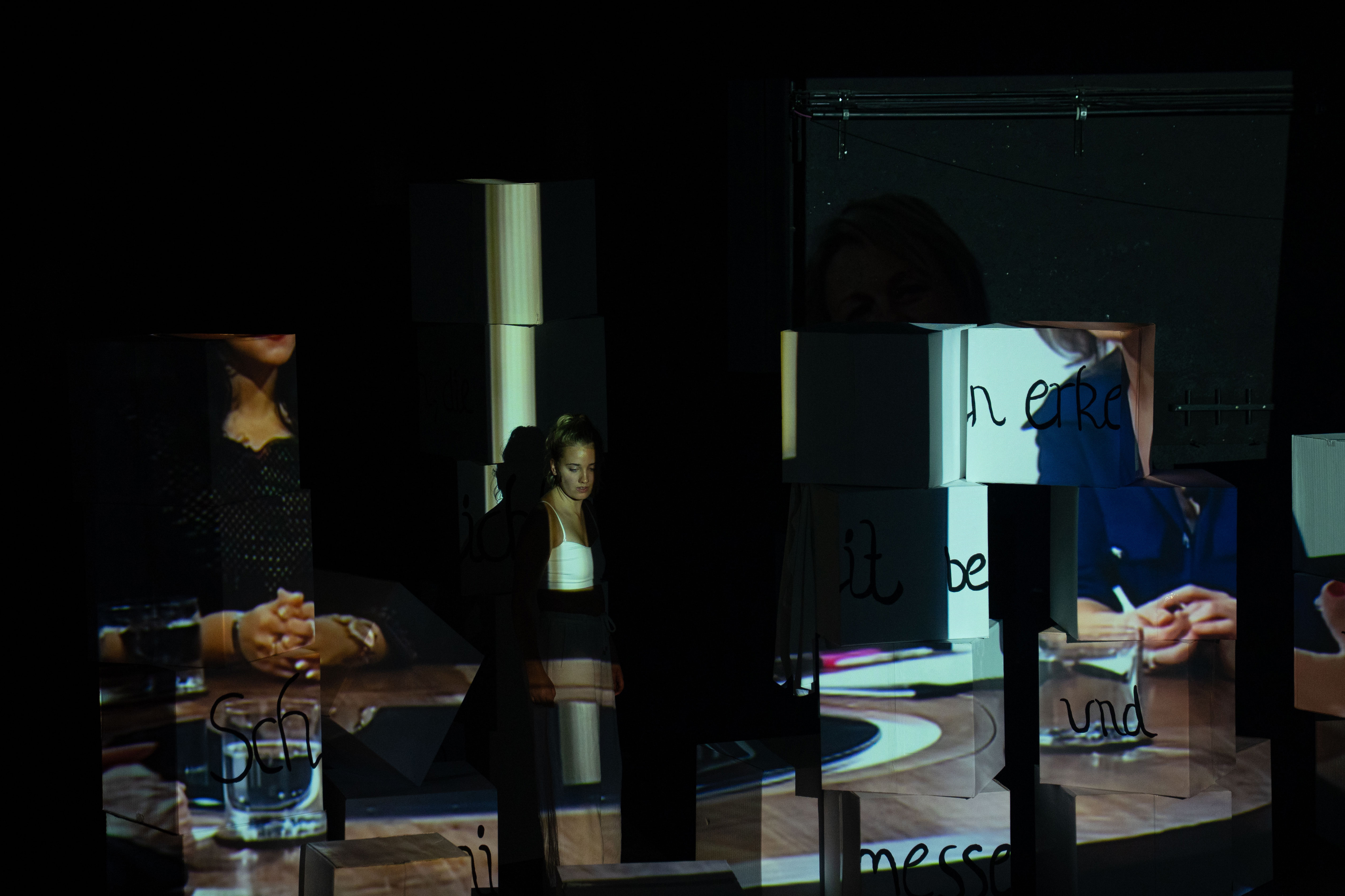 Performerin Svea Harder mit Projektion auf Bühnenbild