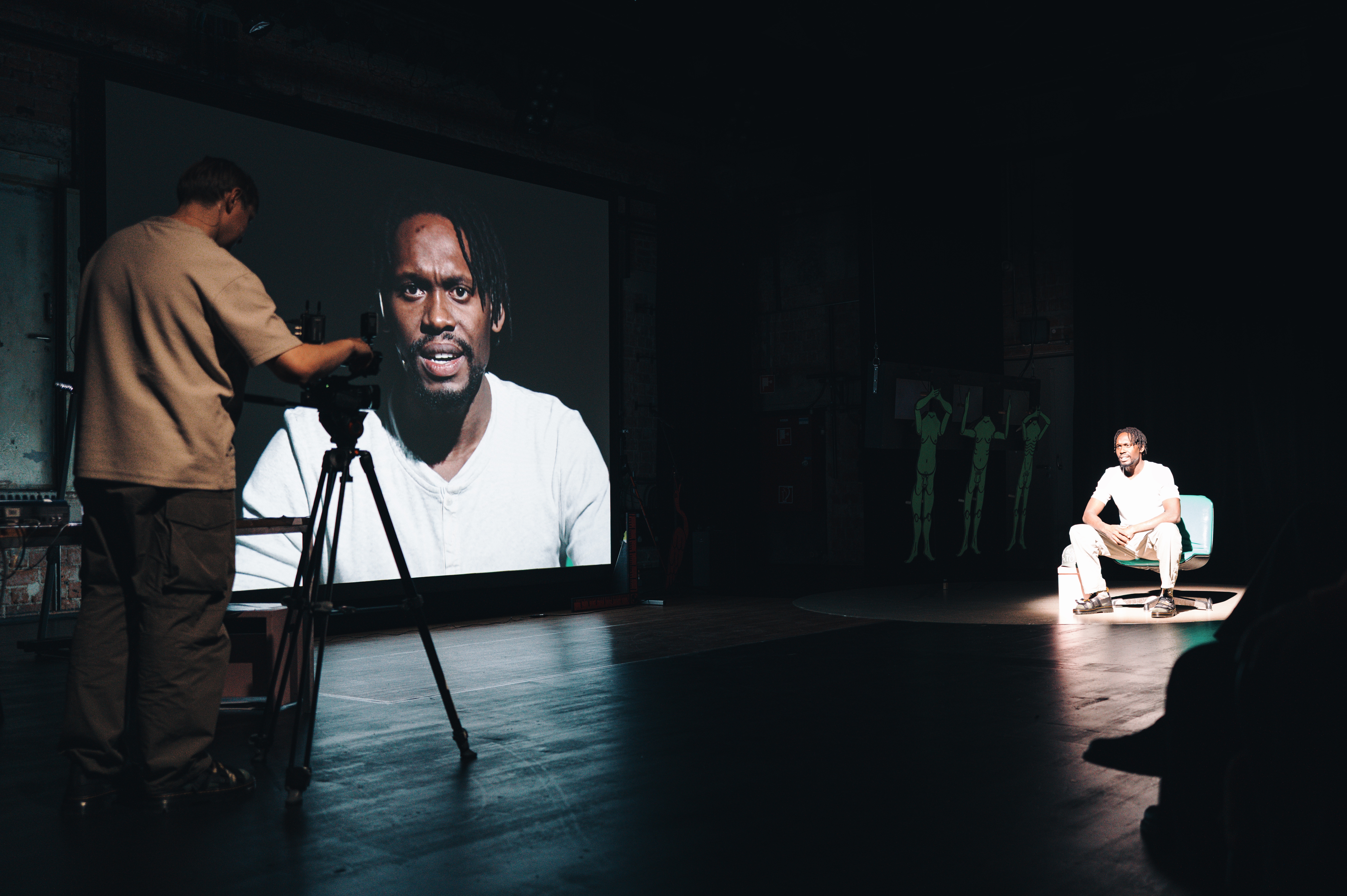 Performance: Serge Okunev (links) filmt Hamir Ssemwogerere (rechts)