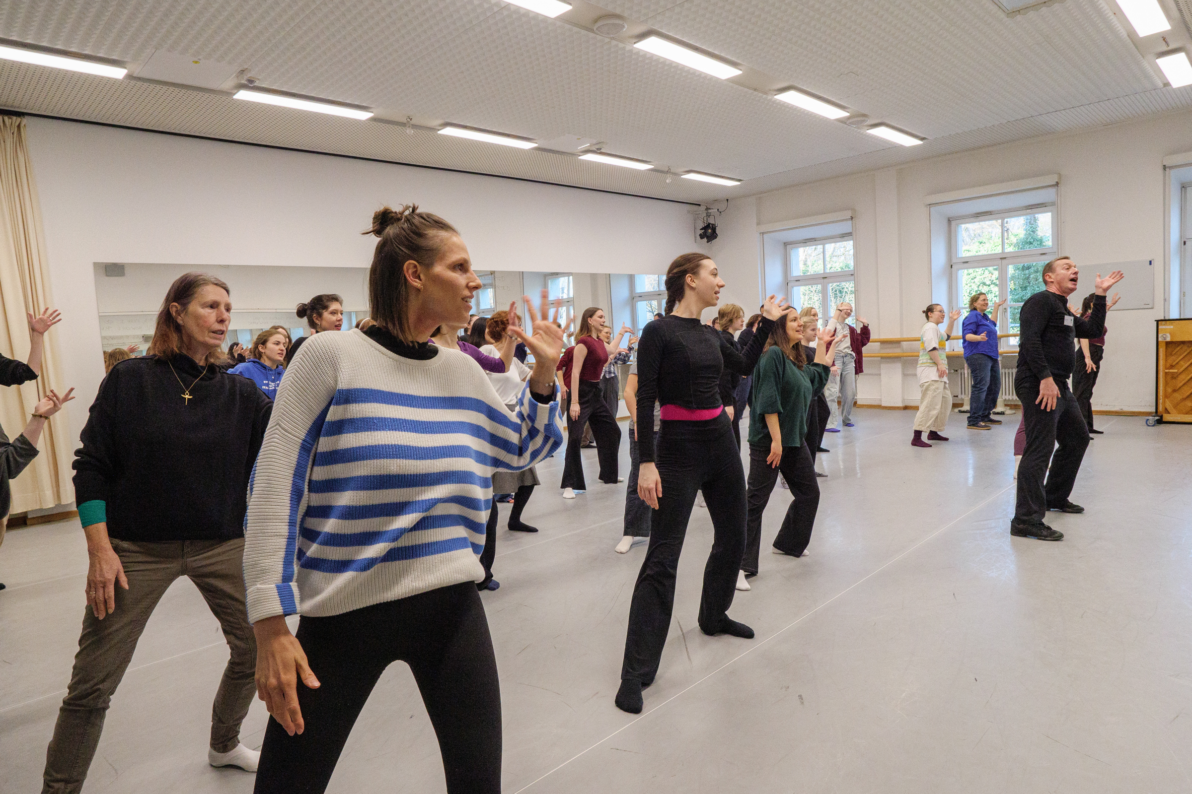 Besucher:innen tanzen zusammen mit Workshop-Leiter Gaines Hall