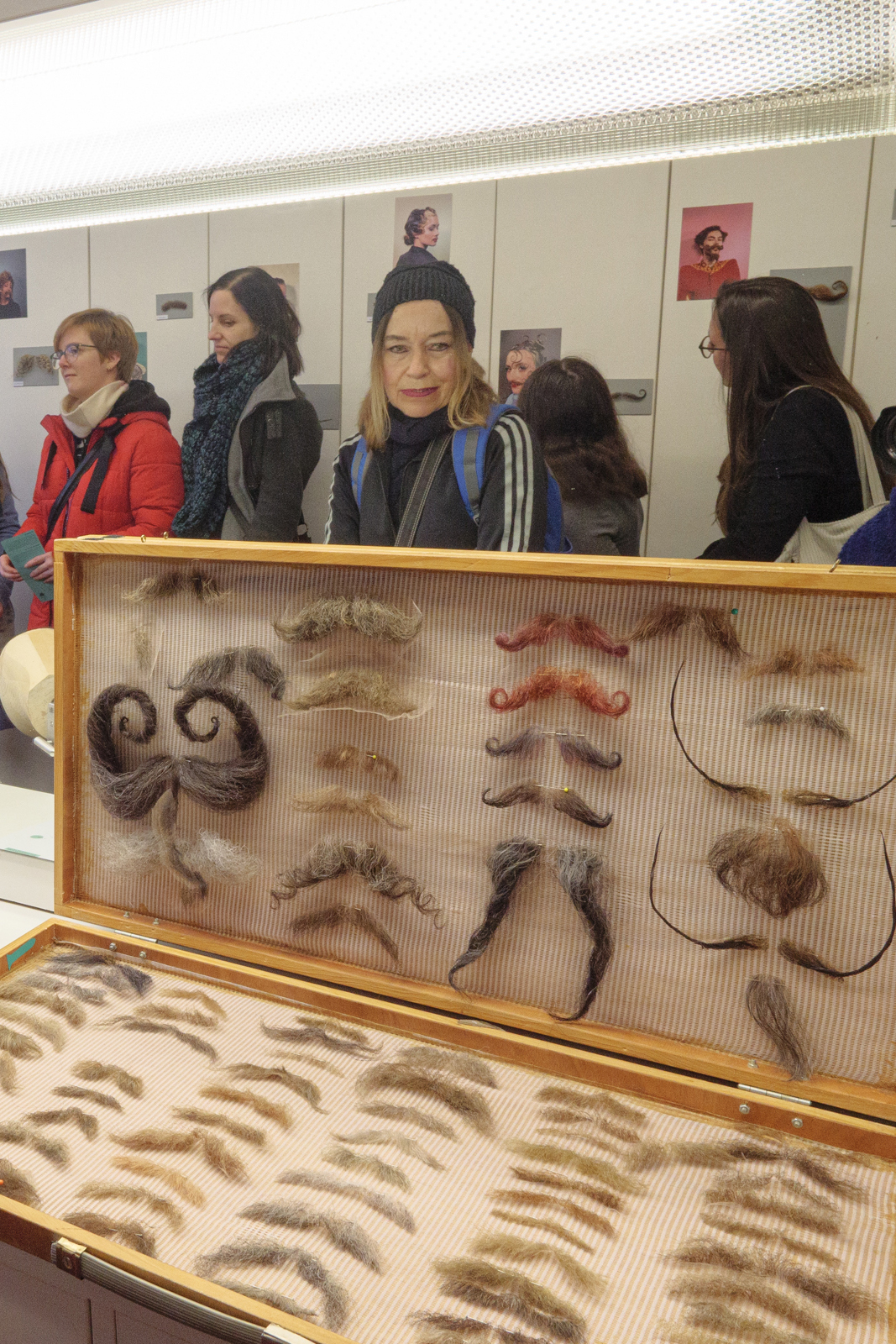 Von Hand geknüpfte Bärte des Studiengangs Maskenbild – Theater und Film