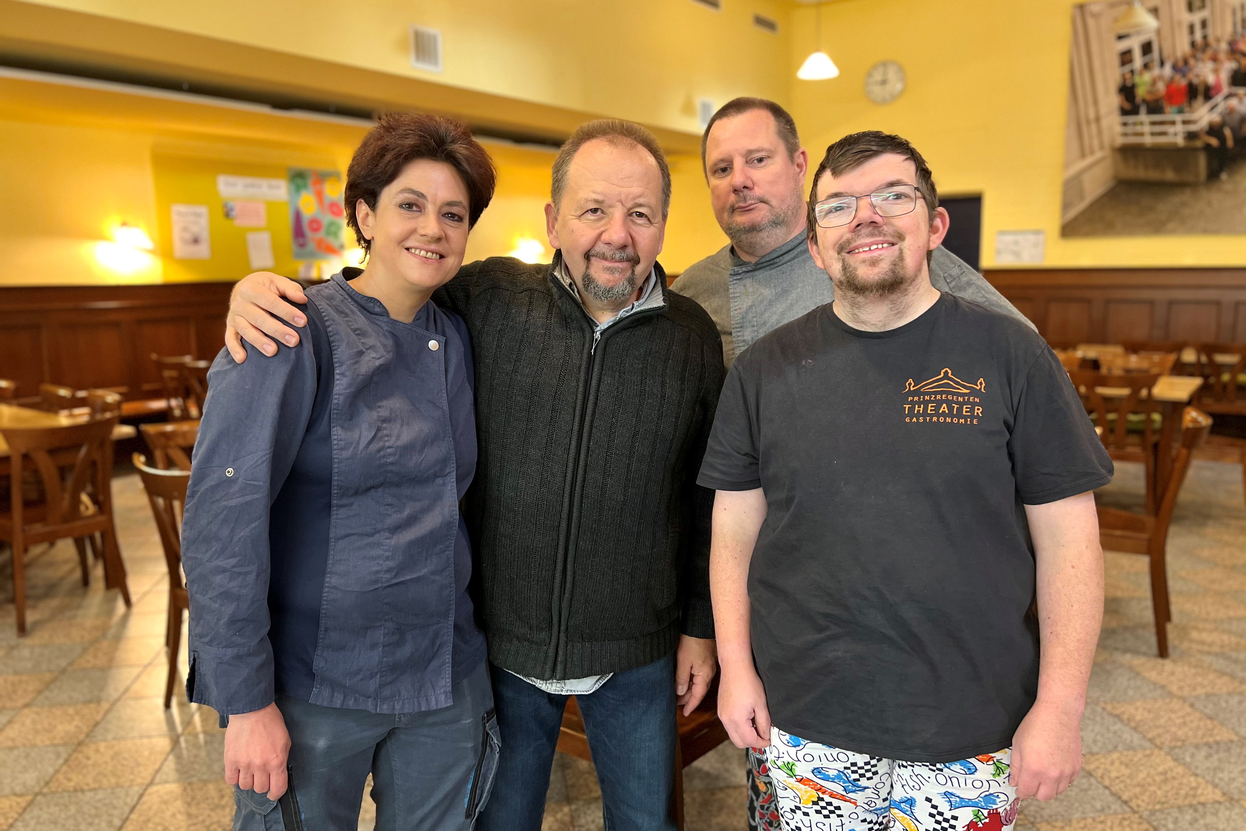Gruppenbild vom Team der Theaterkantine Steffi, Norbert, Robert und Frank