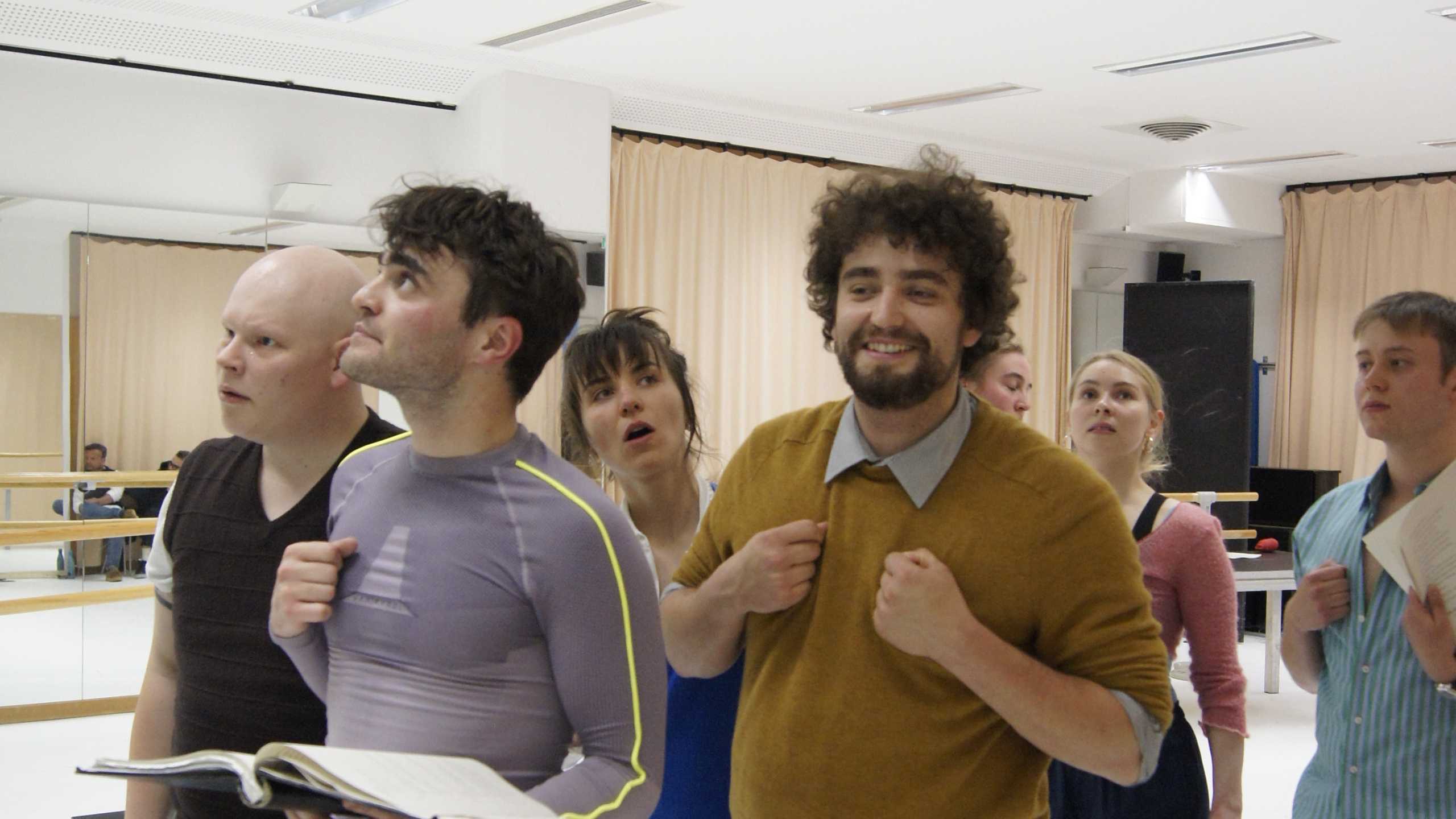 Probenfoto Hannes Tilian, Finn-Morten Schuy, Lisa Marder, FLorian Lange, Frieda Lüttringhaus, Hannah Moreth und Alexander Schmidt stehen mit Textbüchern im Raum verteilt.