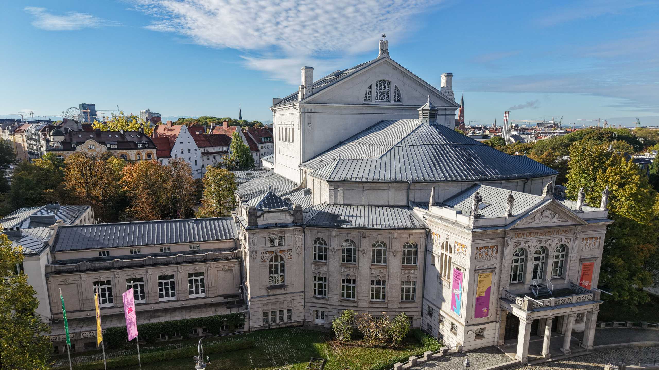 Das Prinzregententheater in München mit klassizistischer Fassade, Säulenportikus und umlaufender Balustrade bei sonnigem Himmel