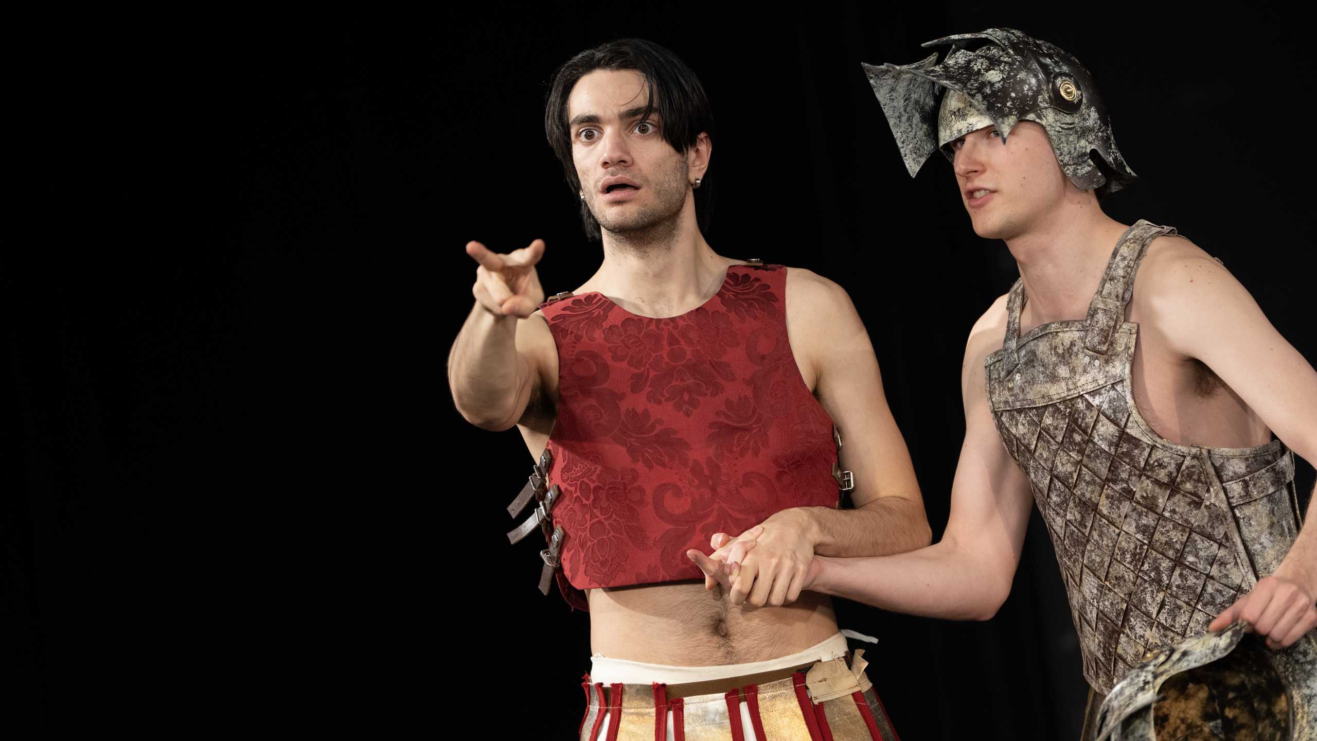 Elias Khani-Alemouti und Samuel Spieß als Hepatitis und Diabetis in Gott von Woody Allen tragen altrömisch anmutende Uniformen