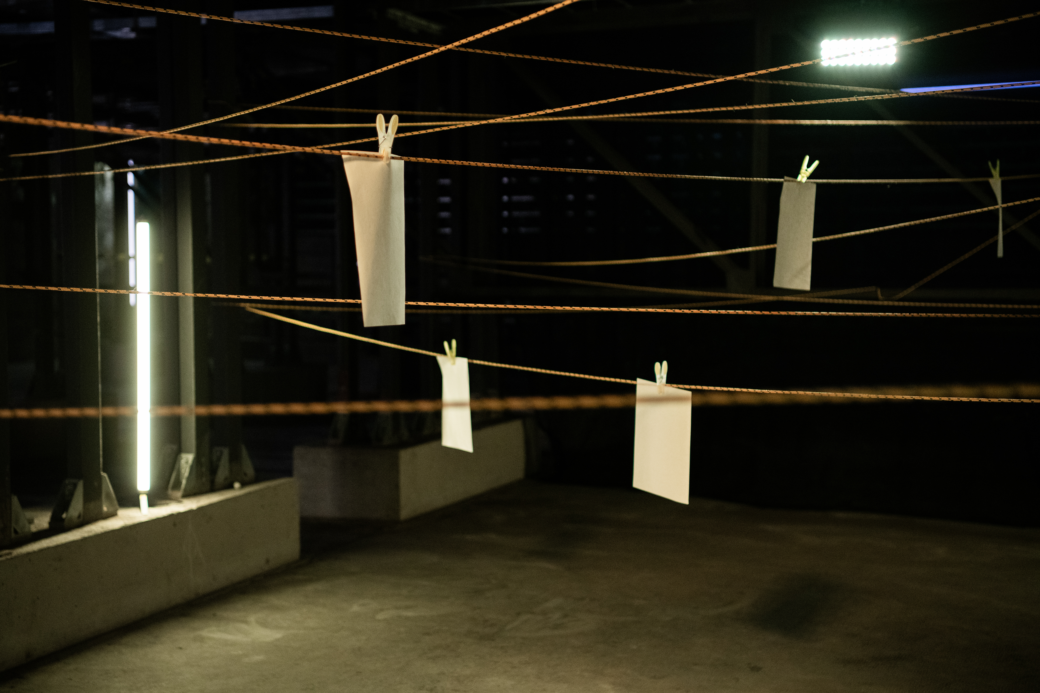 Zettel hängen an Wäscheleine