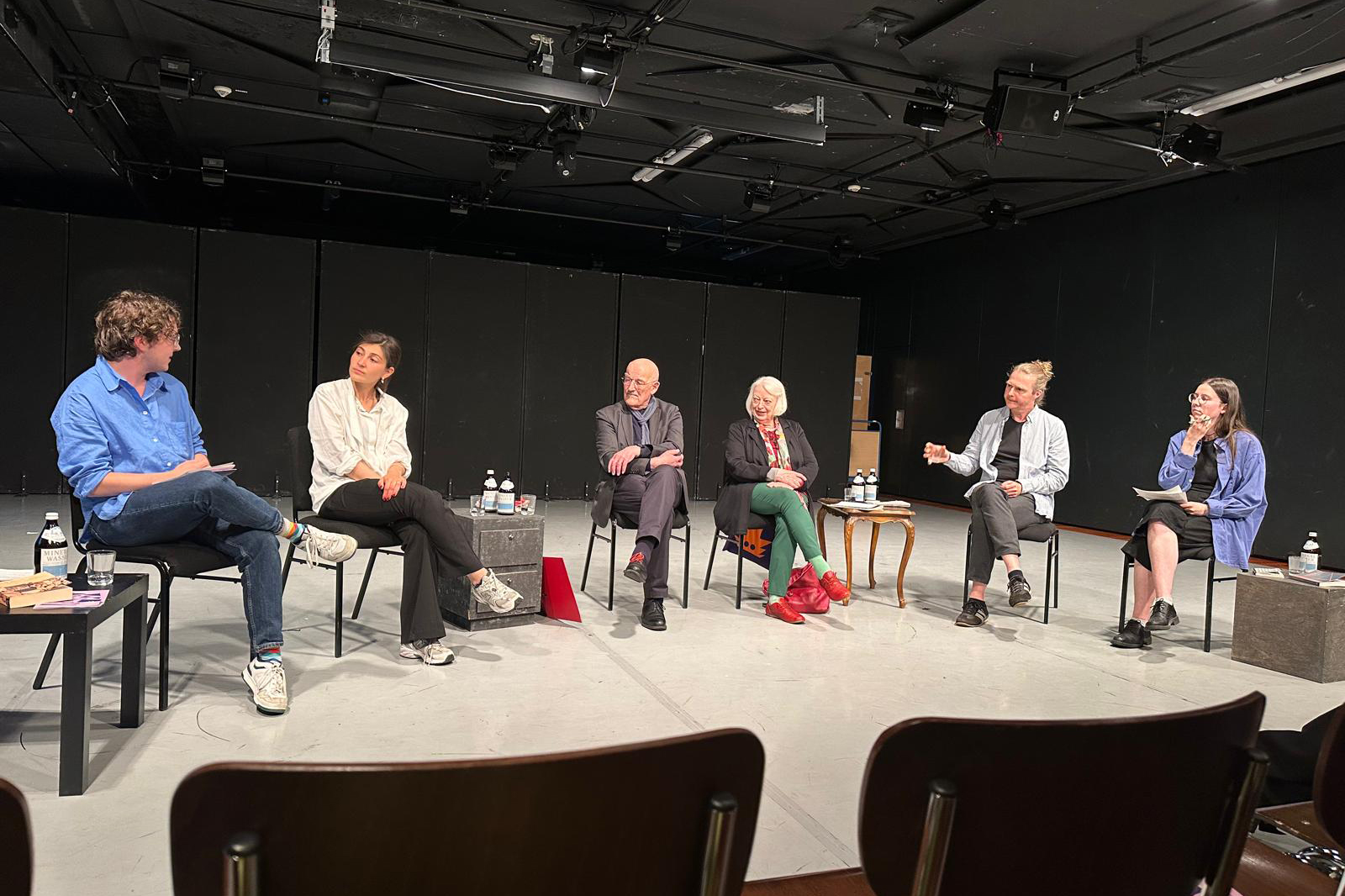 Panelist:innen Matthias Naumann, Joëlle Lewitan, Janne und Klaus Weinzierl sowie Moderator:innen Henryk Götze und Fanny Karos