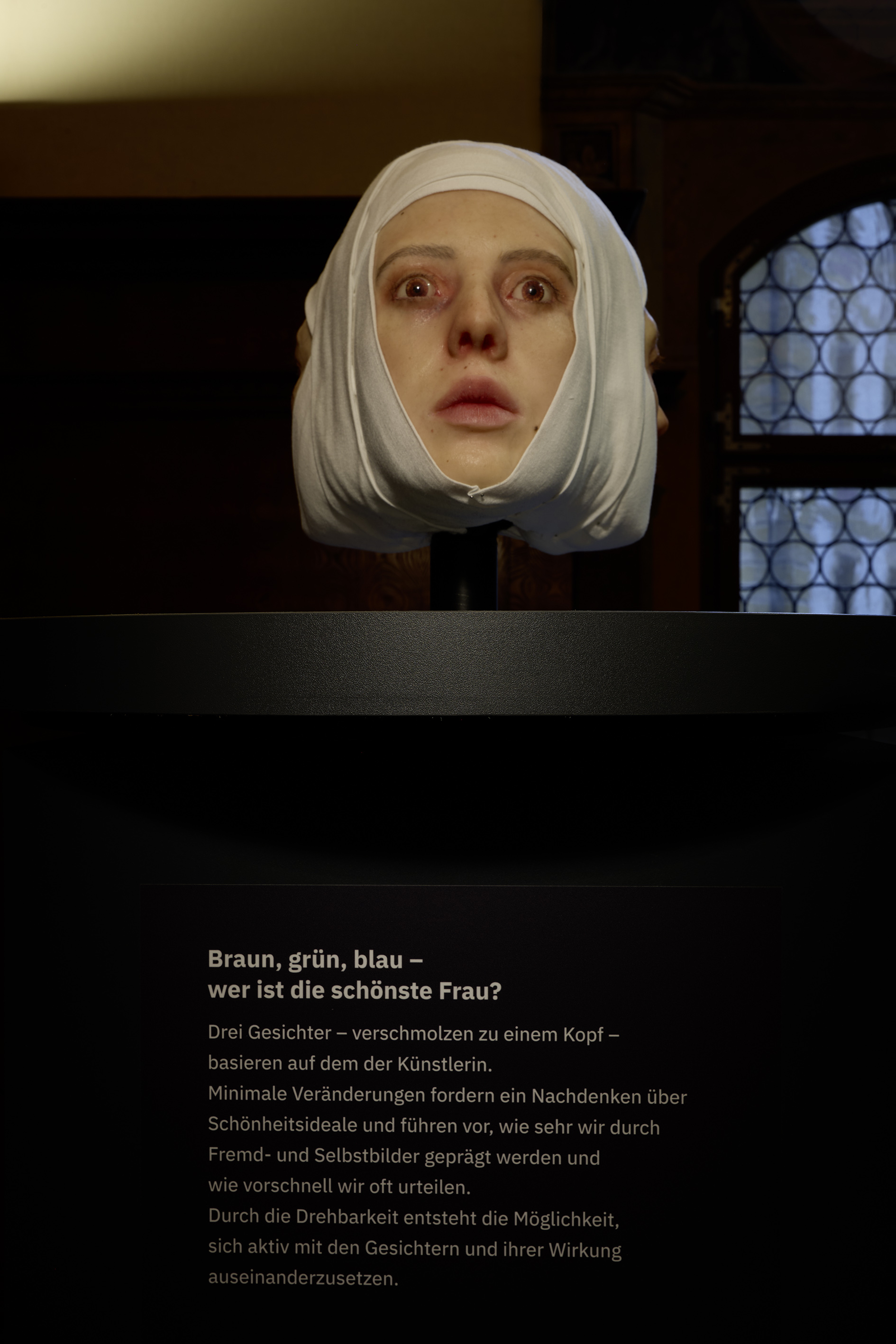 Silikonskulptur dreier Gesichter zum drehen