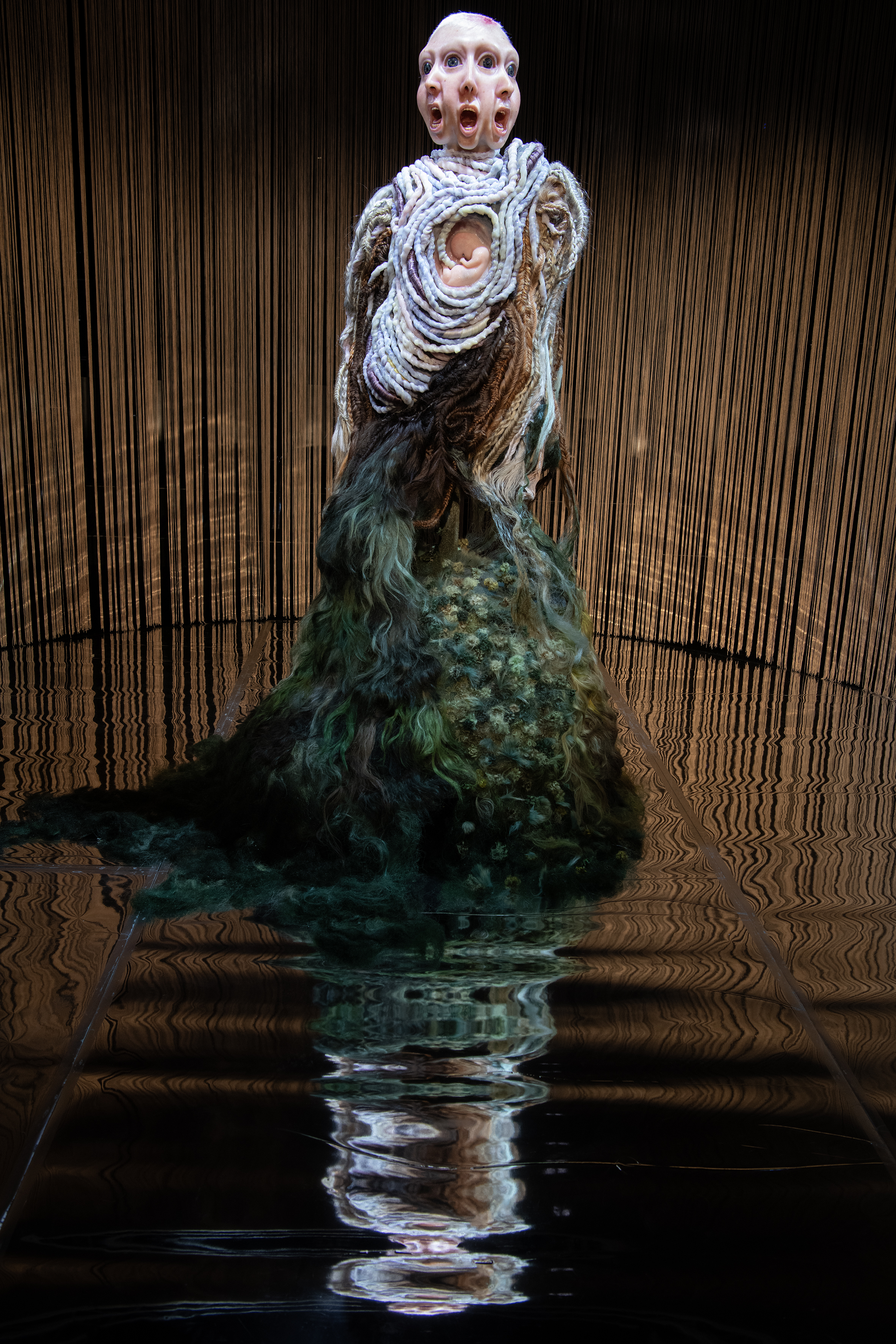 Plastik Masterarbeit: dreigesichtiger Kopf und abstrakt behaarter Körper