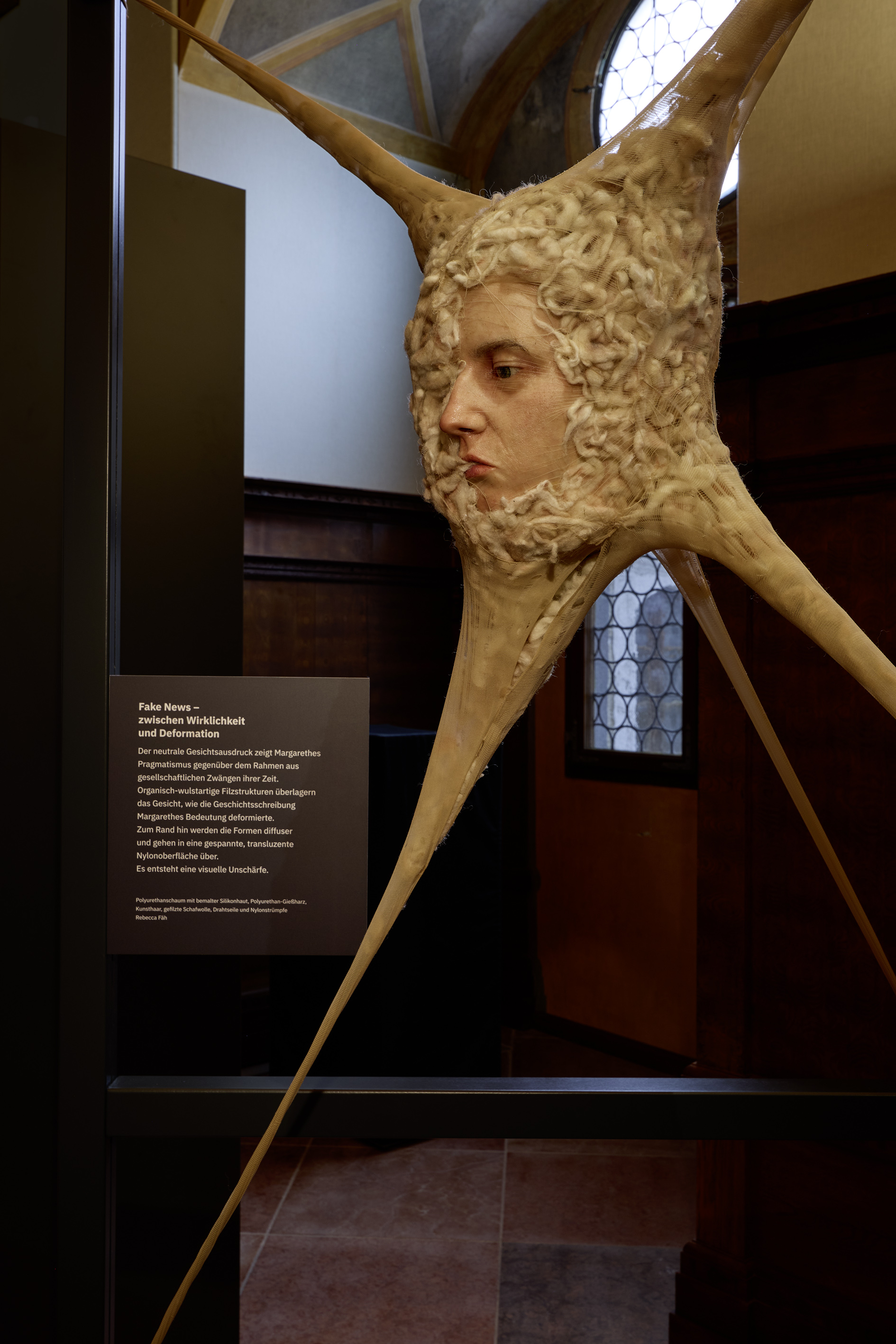 Silikonskulptur aufgespannt mit Nylonstrümpfen und Schafswolle