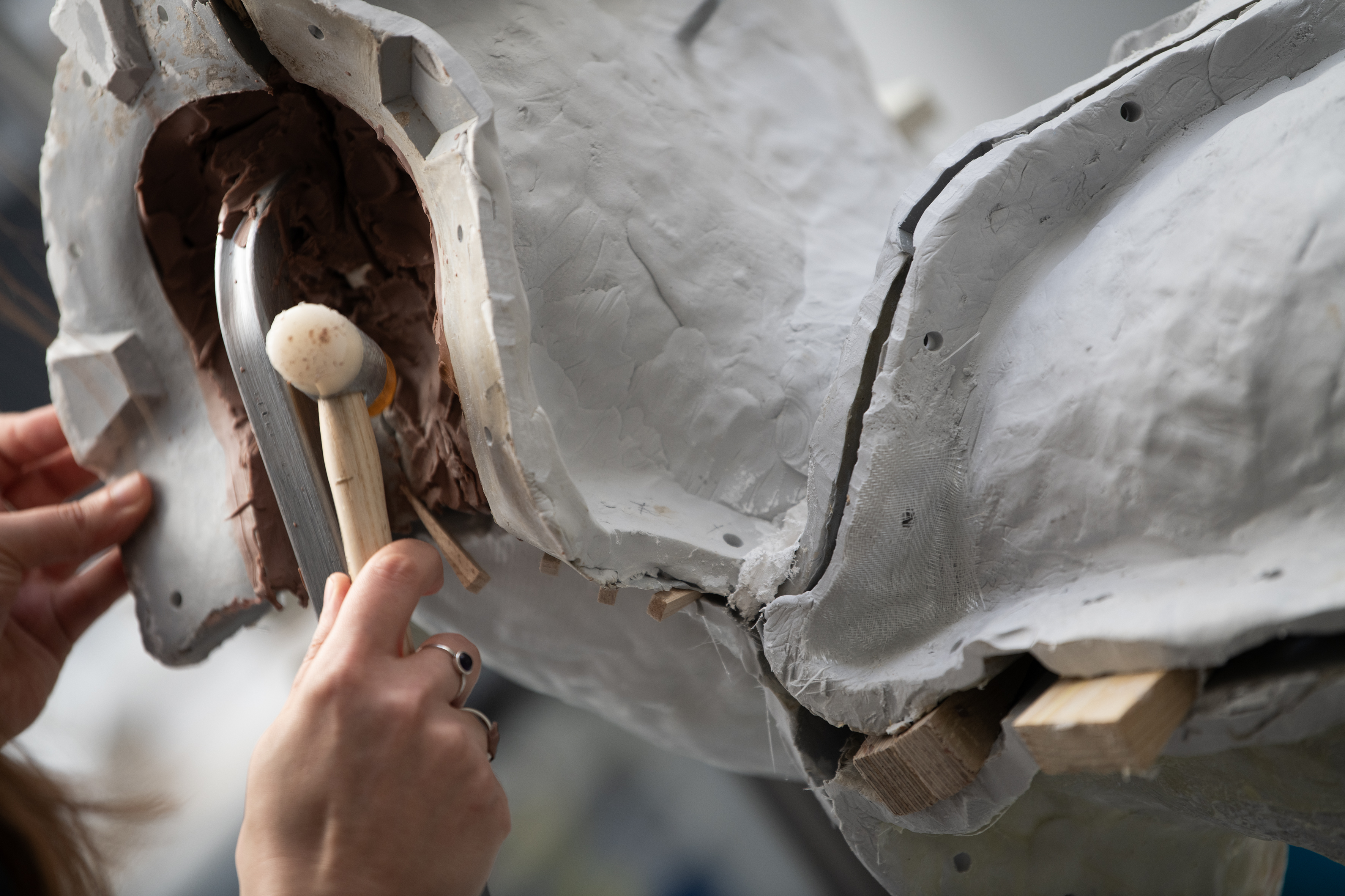 Studierende:r arbeitet an Formenbau für Silikonplastik