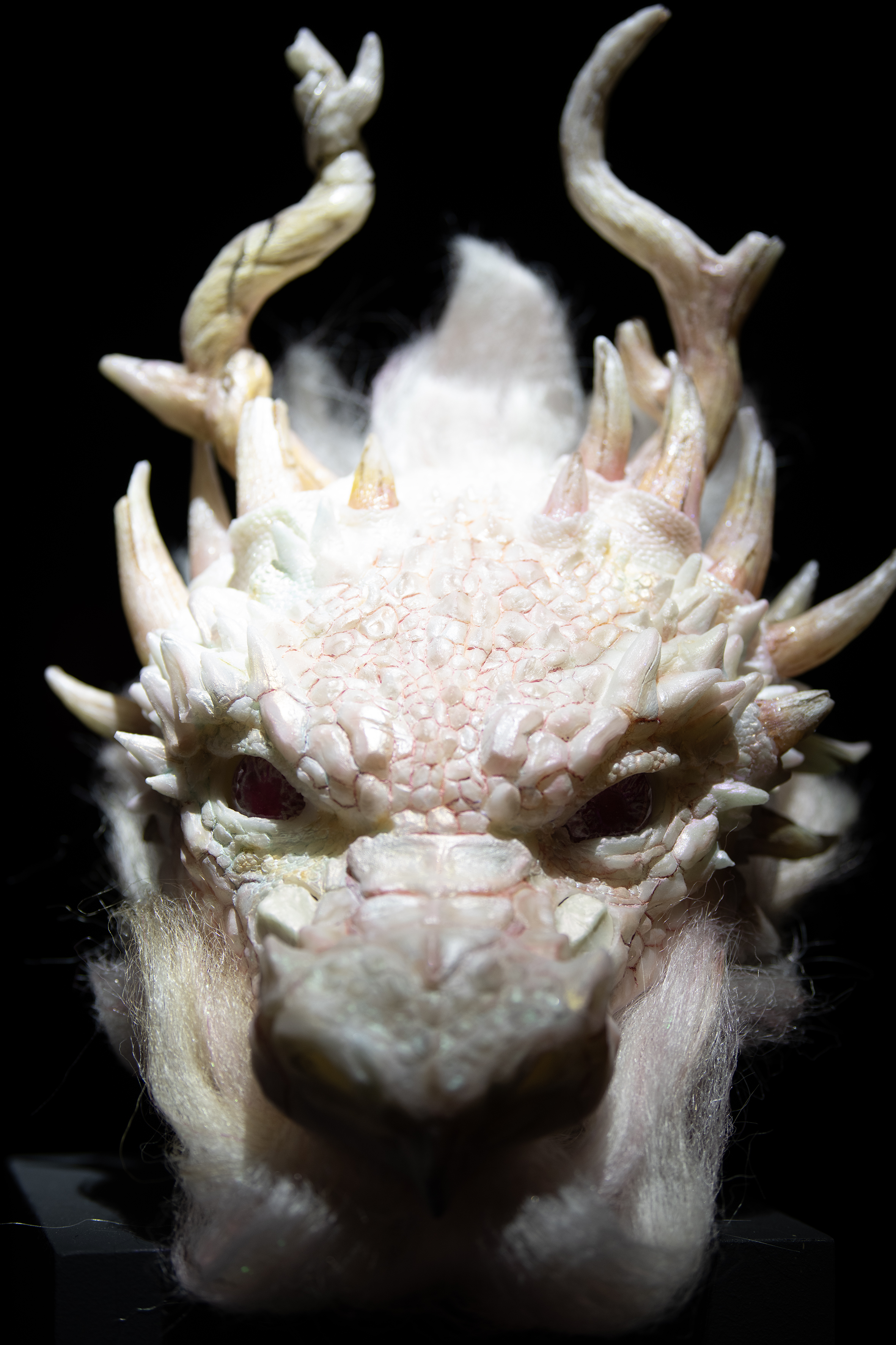 Silikonmaske eines Drachenkopfes - Die Unendliche Geschichte