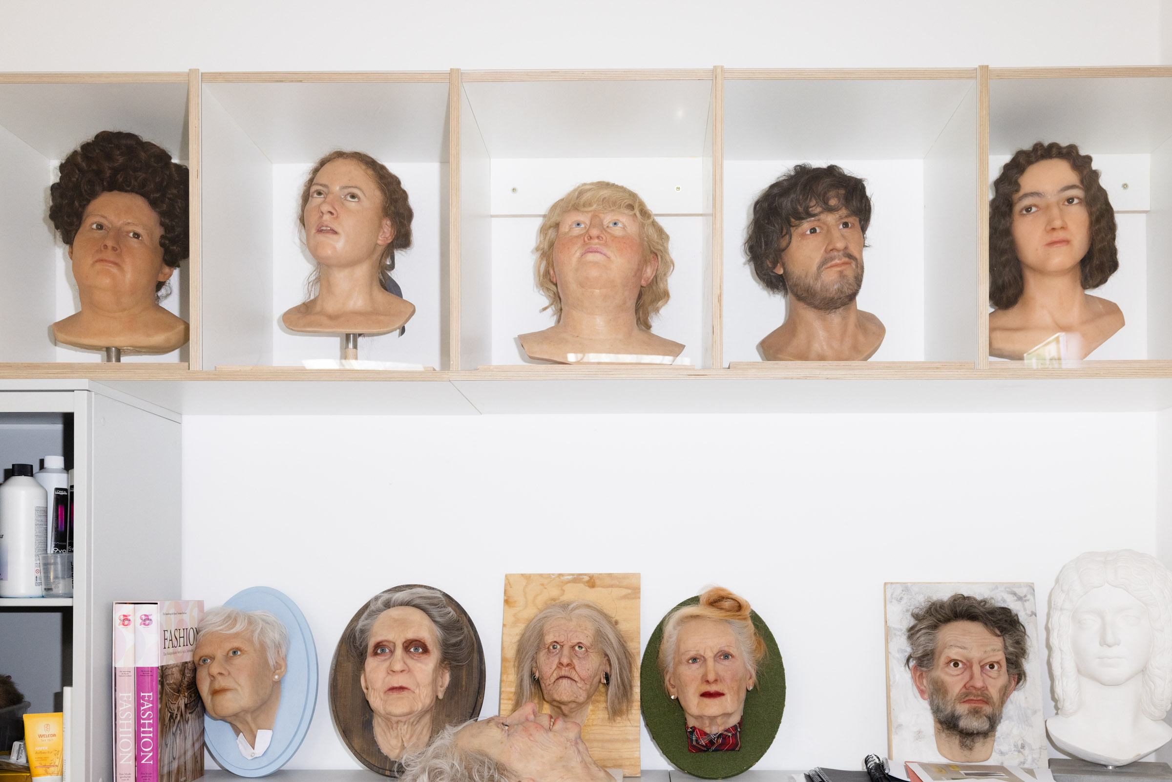 Büsten mit Perücken