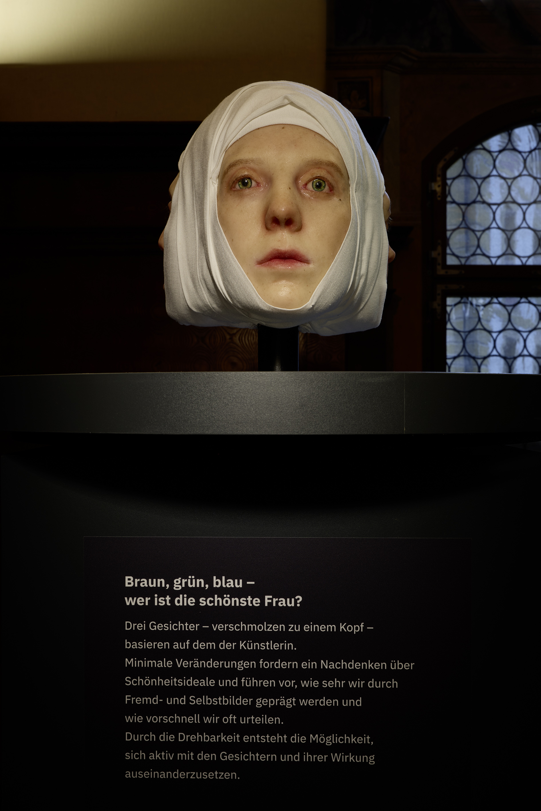 Silikonskulptur dreier Gesichter zum drehen