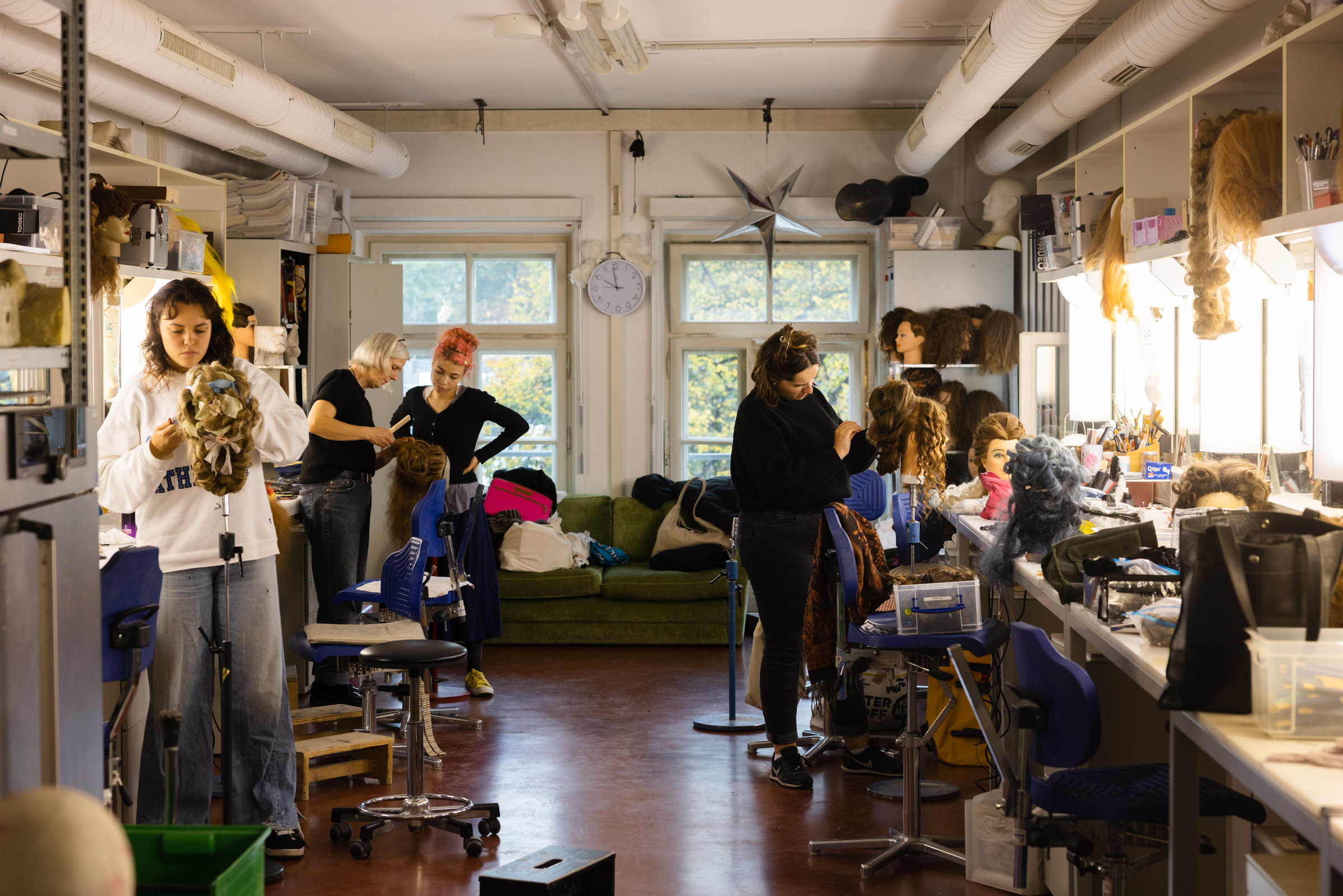 Unterrichtsraum Perücken frisieren