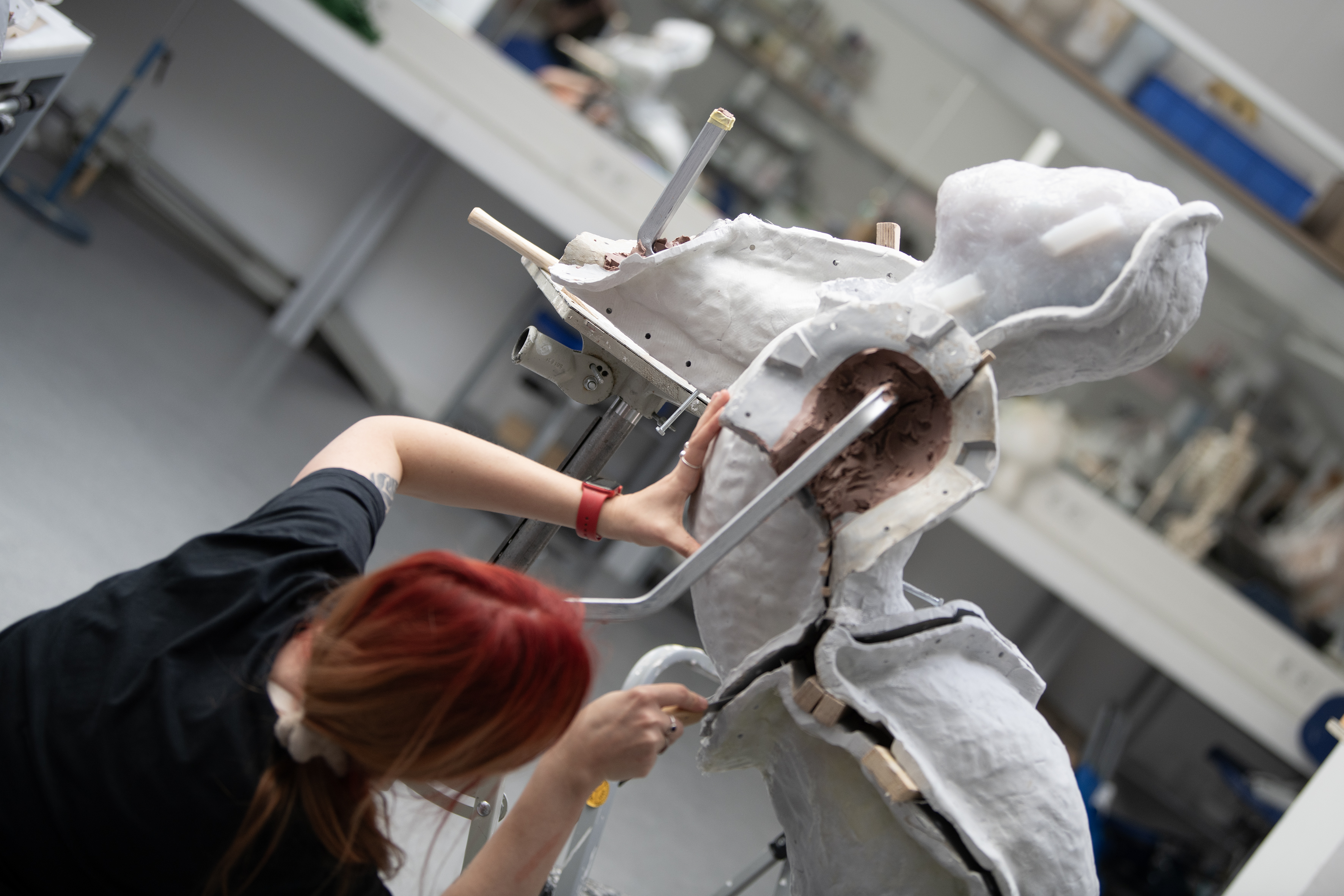 Studierende:r arbeitet an Formenbau für Silikonplastik
