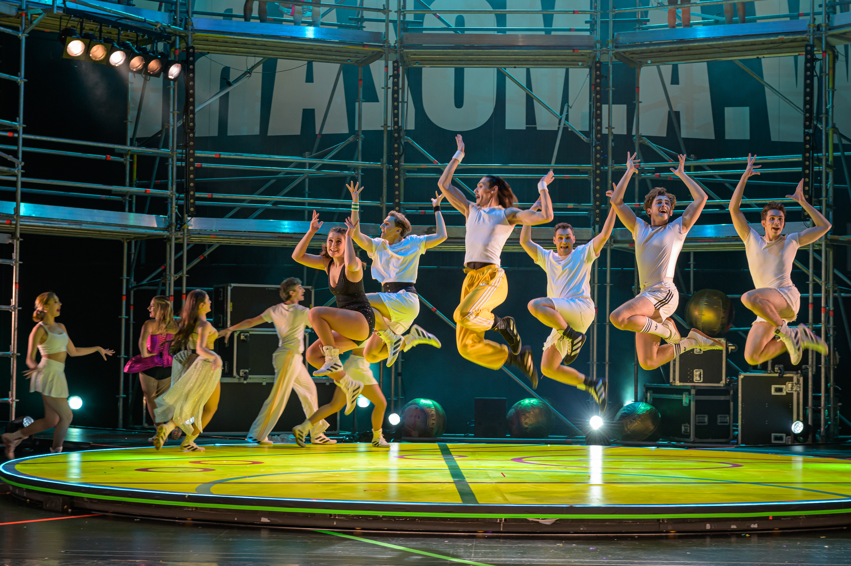 Bühnentotale: tanzendes Ensemble