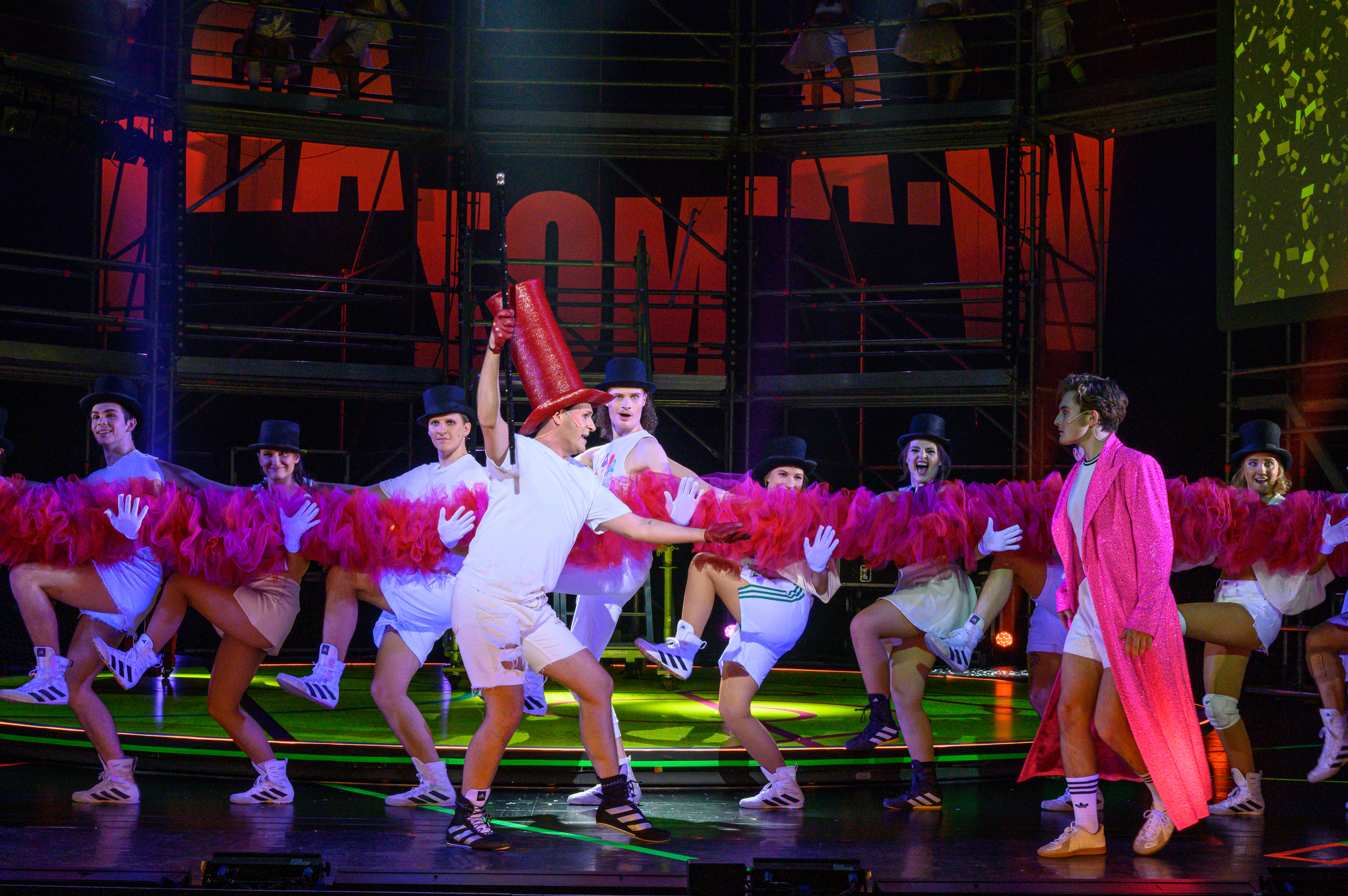 Bühnentotale: tanzendes Ensemble und Mozart