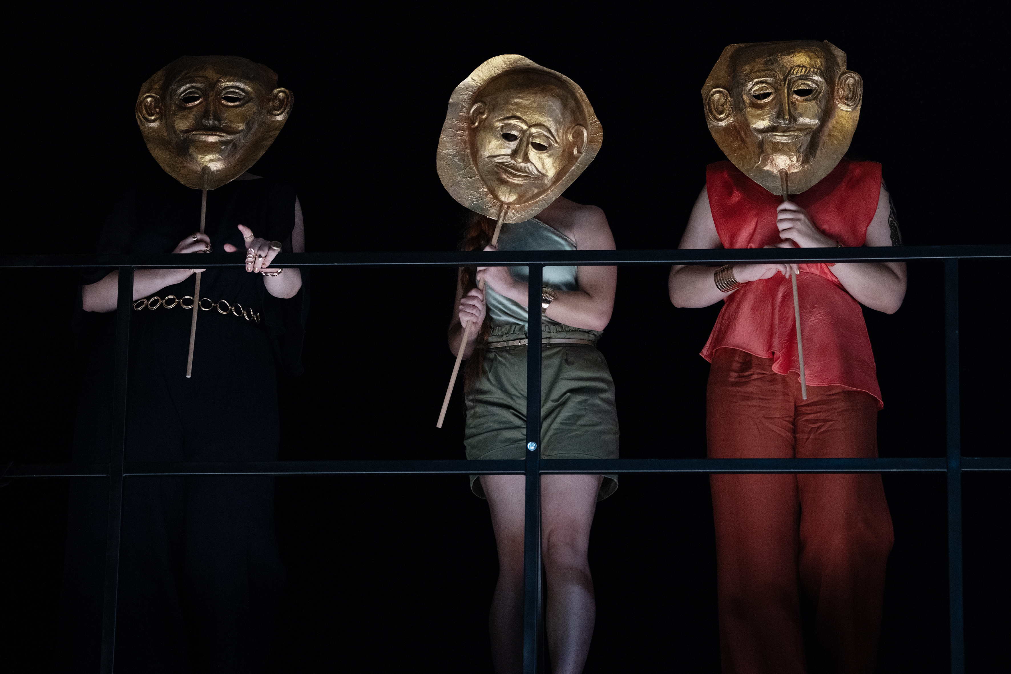 Ensemble mit goldenen Masken