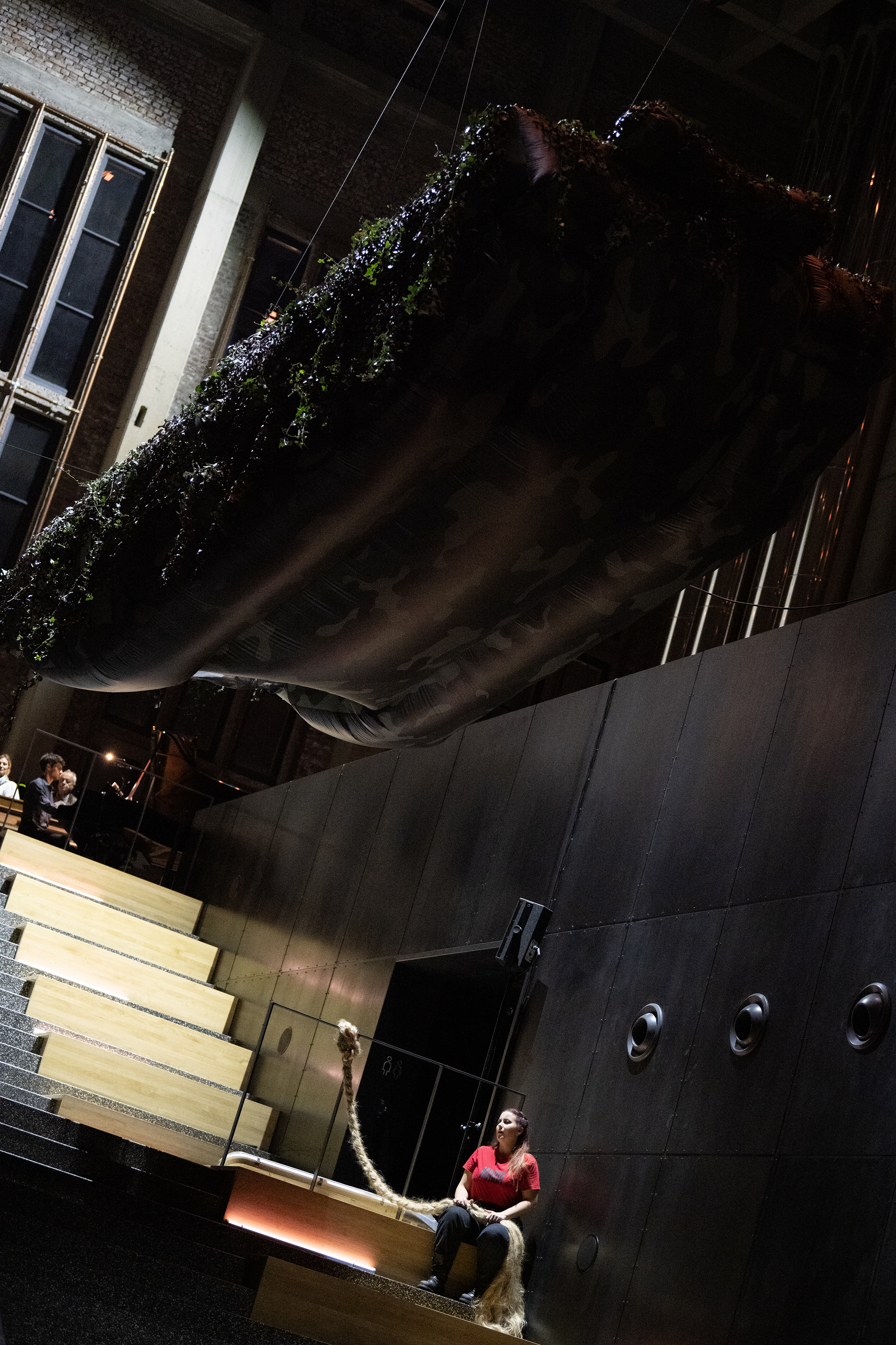 Bühenbild: Panzer im Bergson Kunstkraftwerk