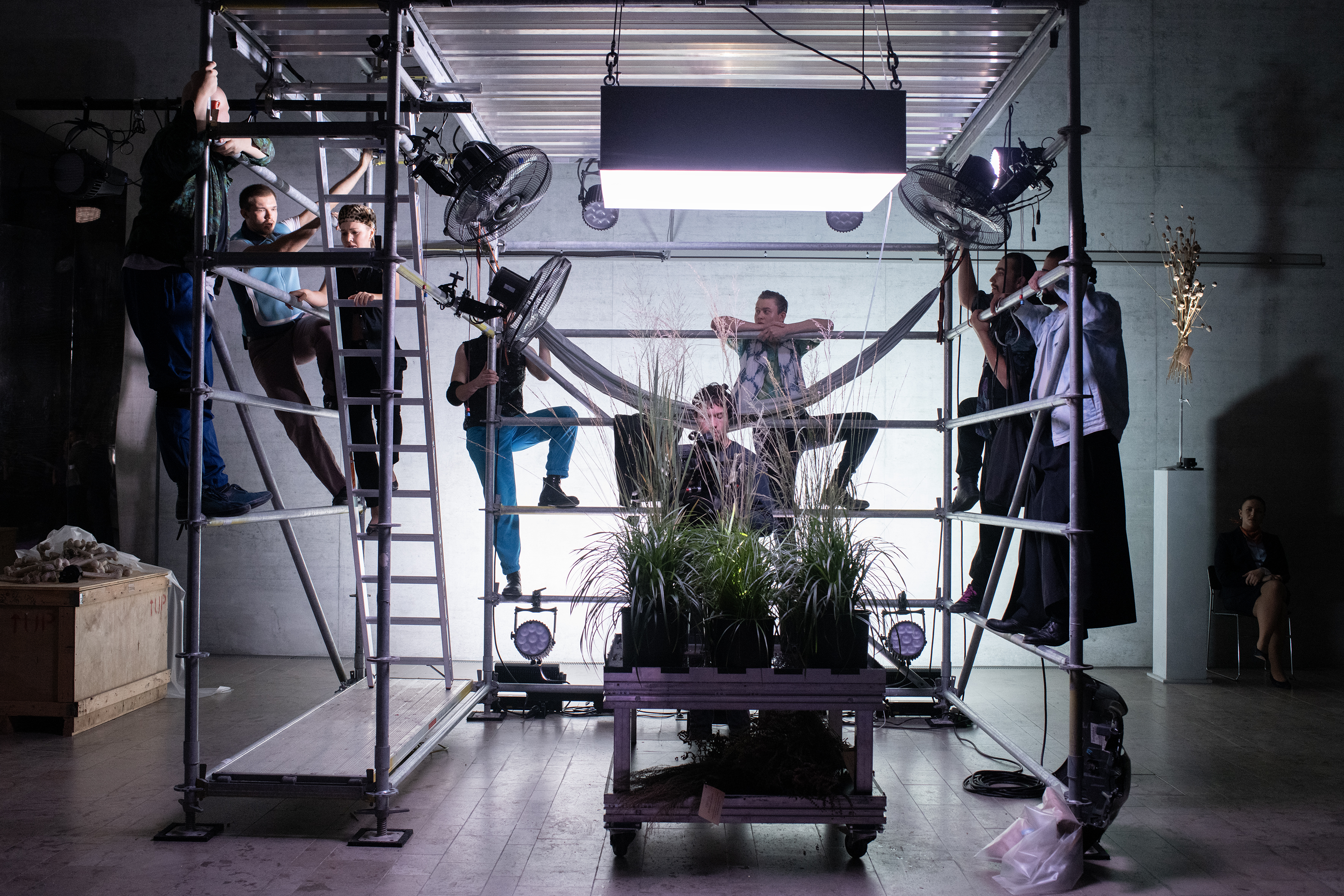 Bühnentotale: Gerüst mit Sprechchor