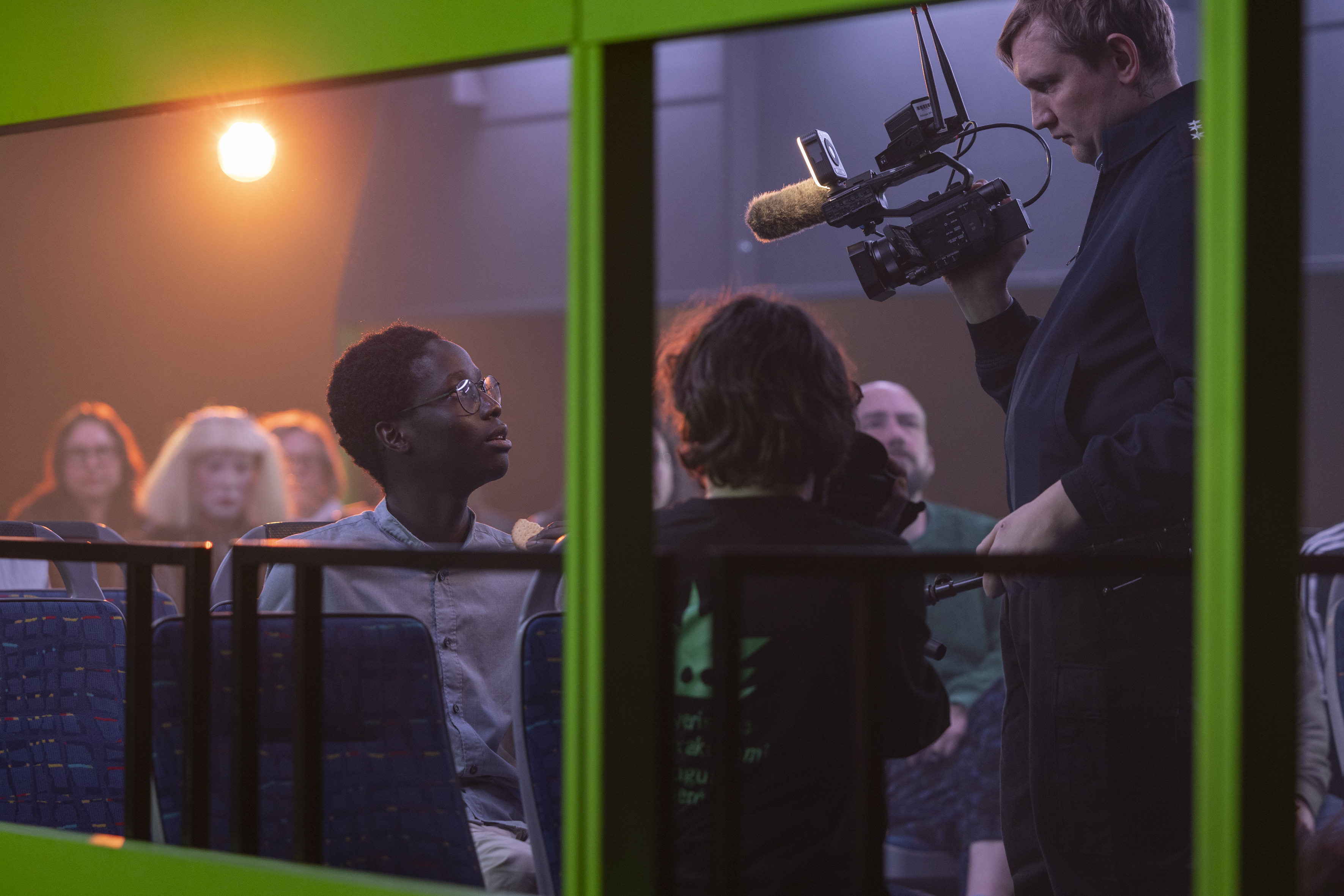 Regisseur Serge Okunev filmt Darsteller:in Tendo Mutungi Kibumba