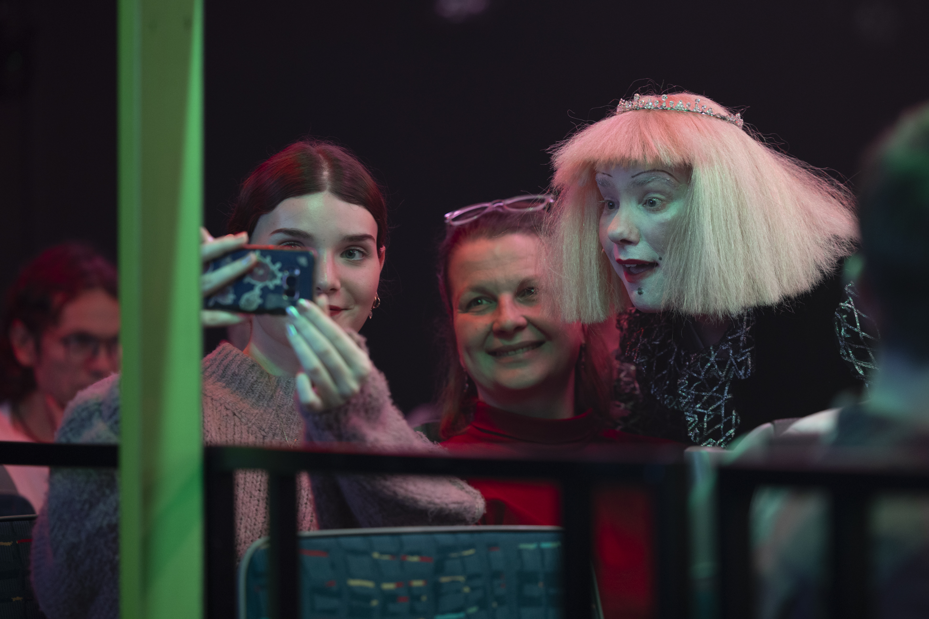 Prinz (Jamal Braun) nimmt Selfie mit Zuschauer:innen