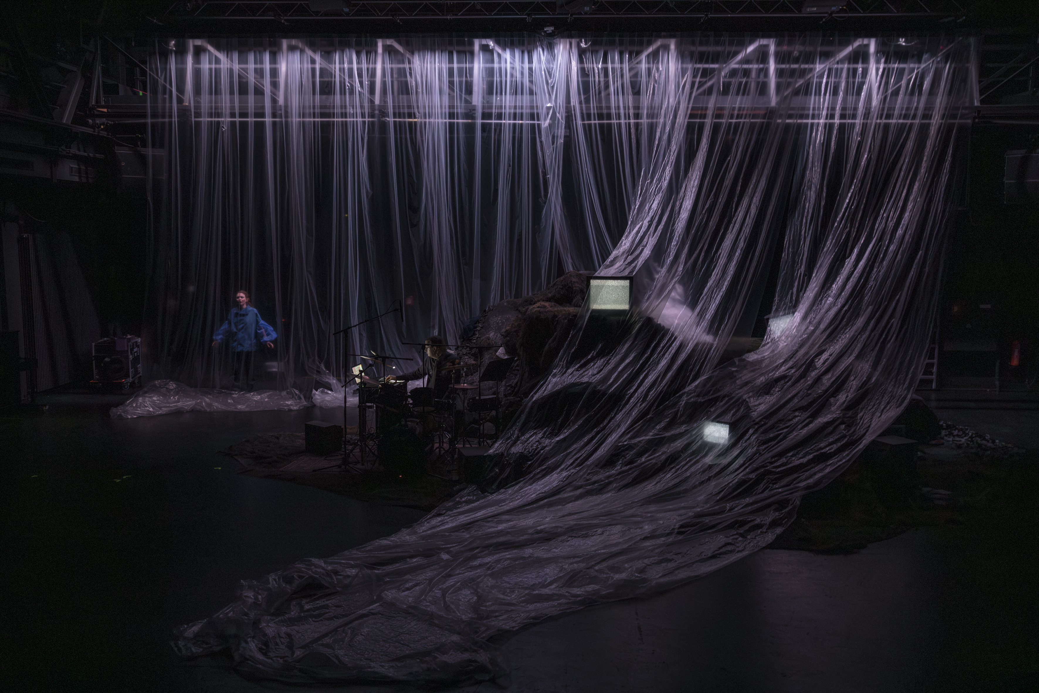 Ophelia (Nadja Sabersky, links) am Bach (rechts)