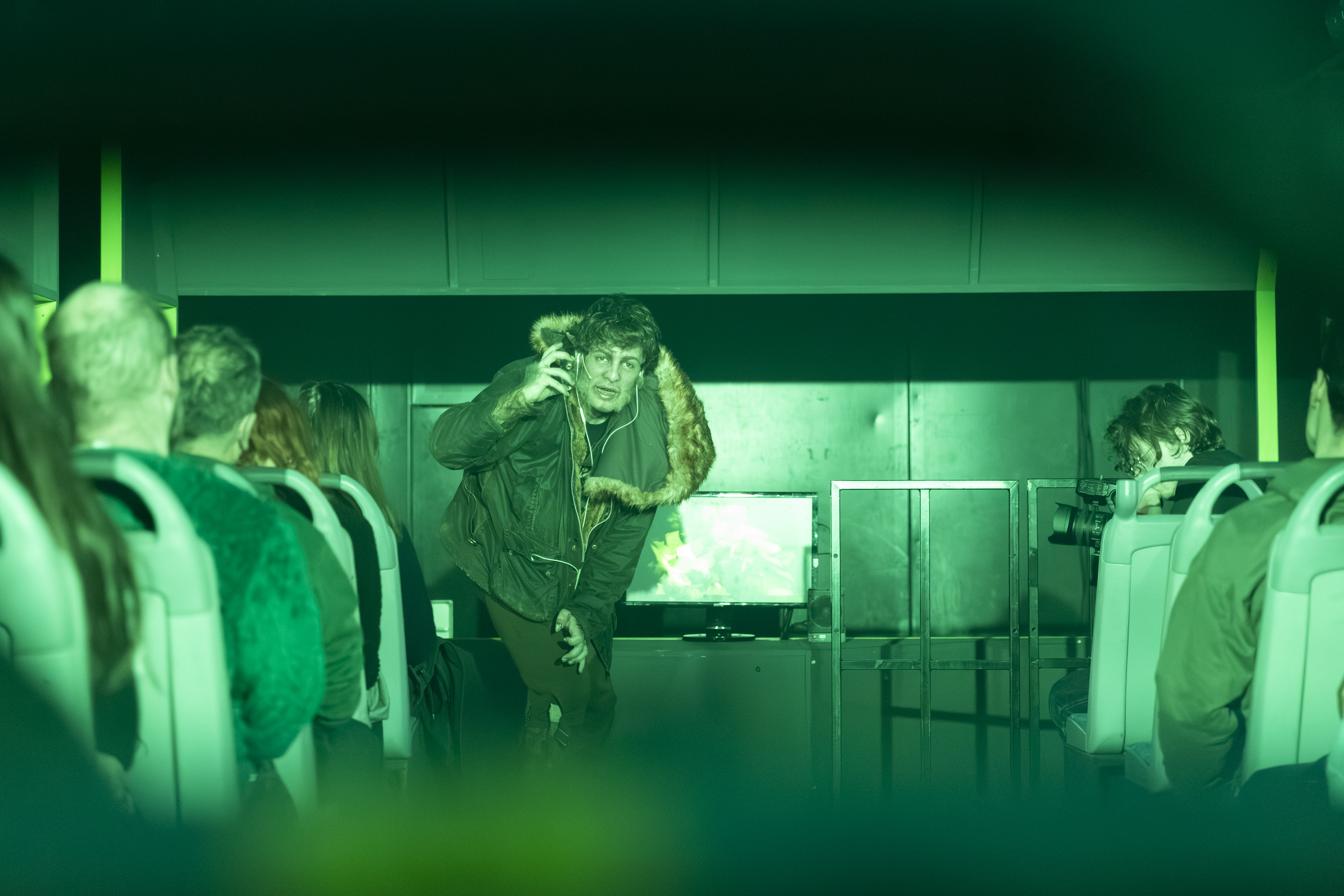 Wolf (Marlon Bienert) im Bus von Gute Reise