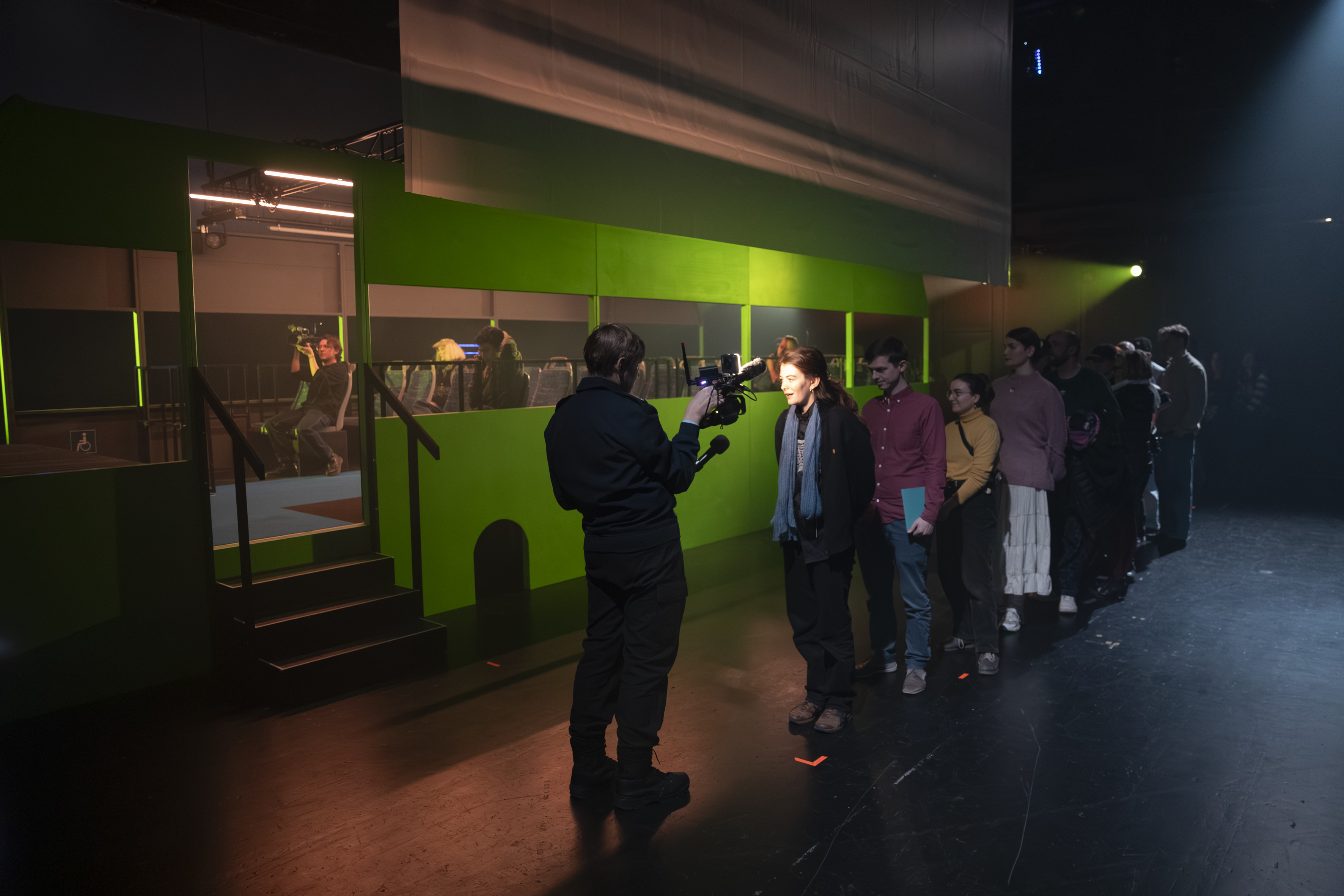 Zuschauer:innen von Gute Reise vor dem Einstieg in den Bus