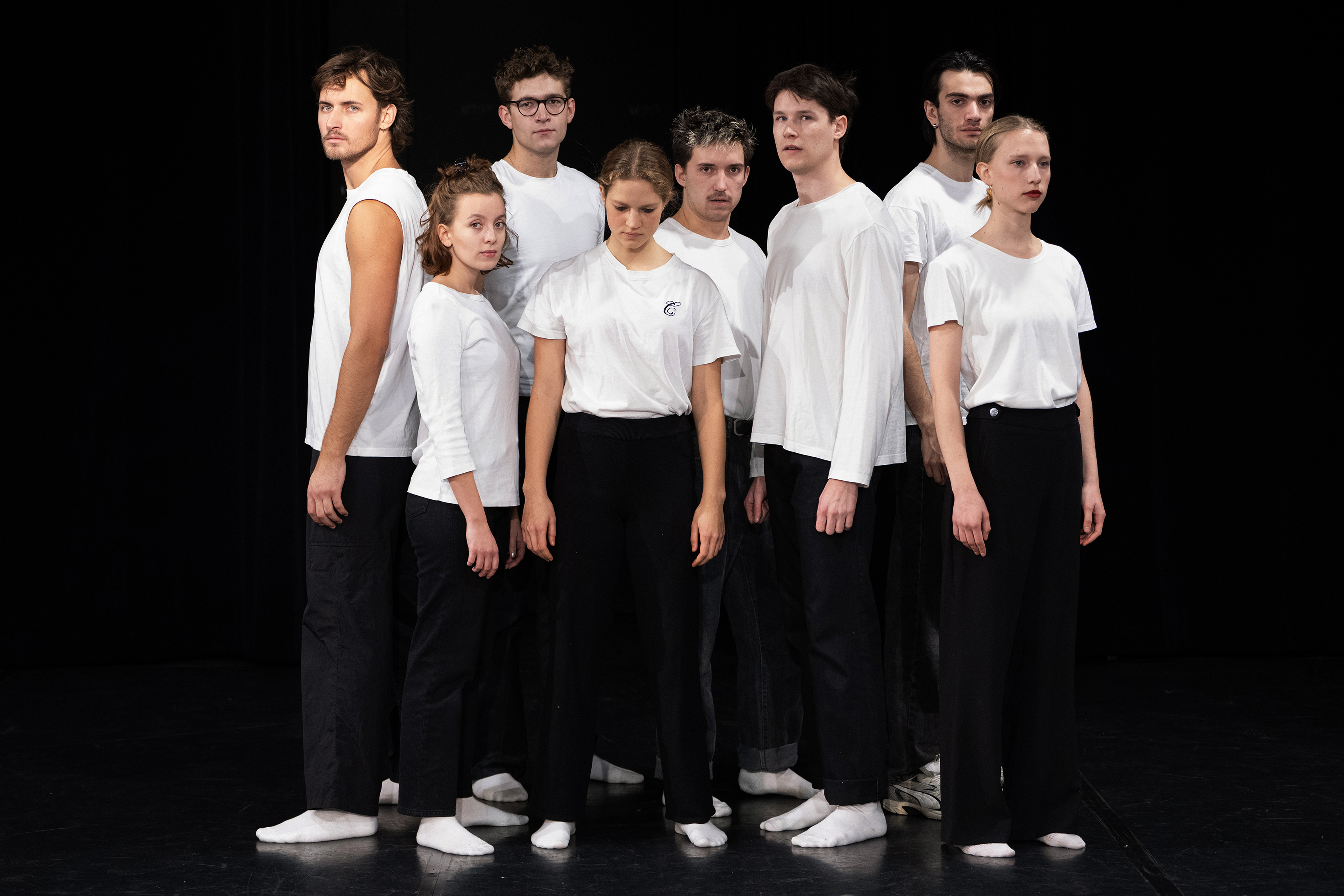 Gruppenfoto der acht Absolvent:innen des Studiengangs Schauspiel