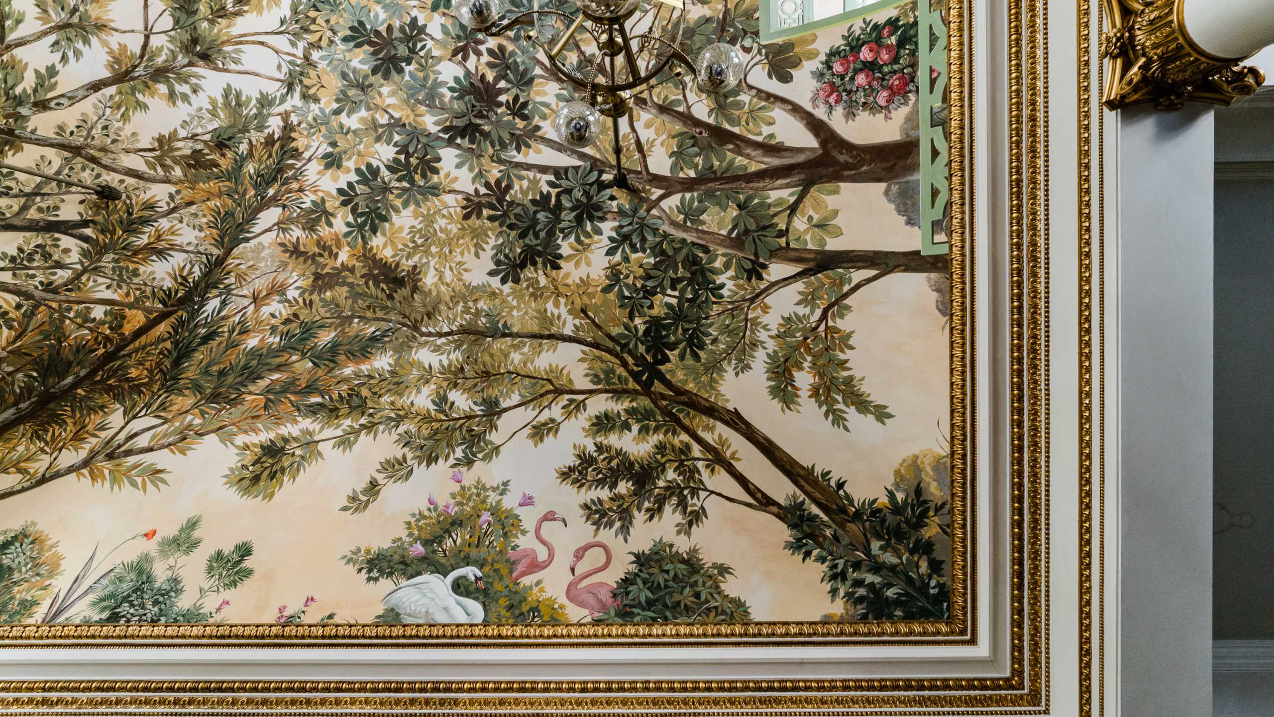 Decke des Gartensaals im Prinzregententheater München mit gemalten Baumzweigen, Blättern, Flamingos und Schwänen sowie einem Kronleuchter