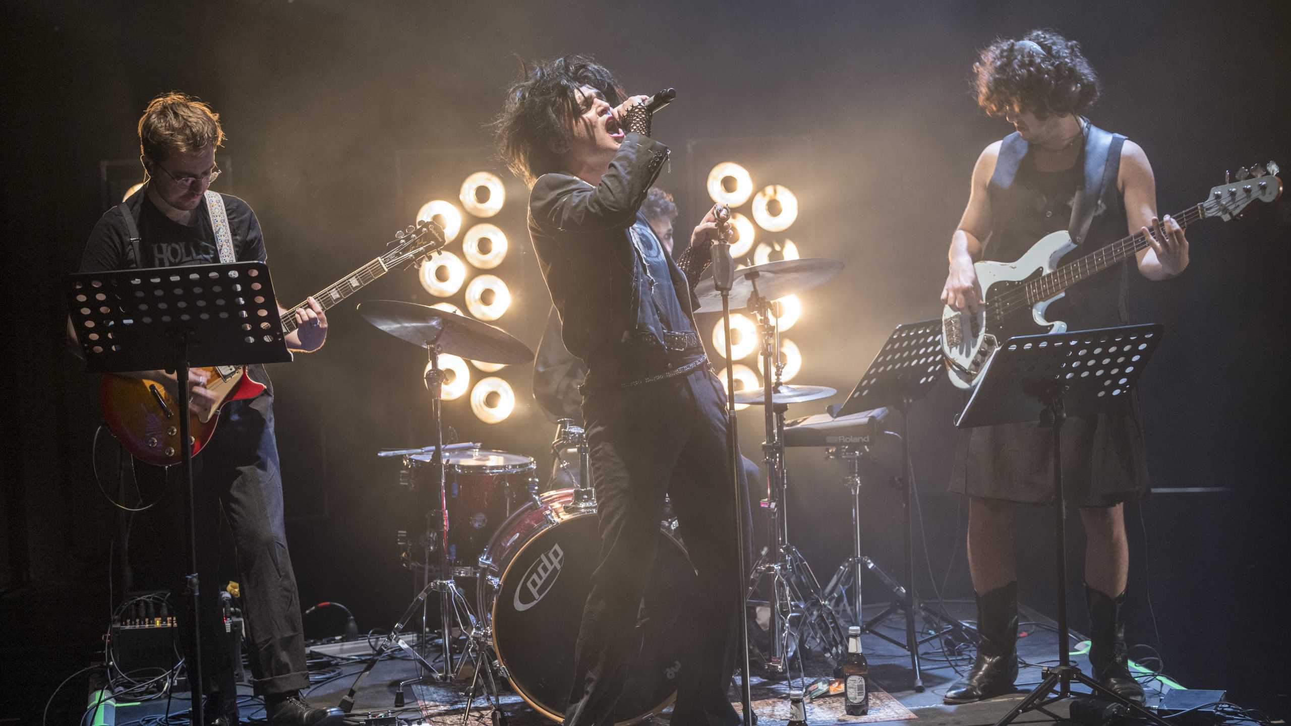 Rockband mit Gitarre, Schlagzeug, Sänger und Bass aus der Inszenierung Der Sandmann von Lea Iris Meyer. Der Sänger ist Schauspieler Finn-Morten Schuy.