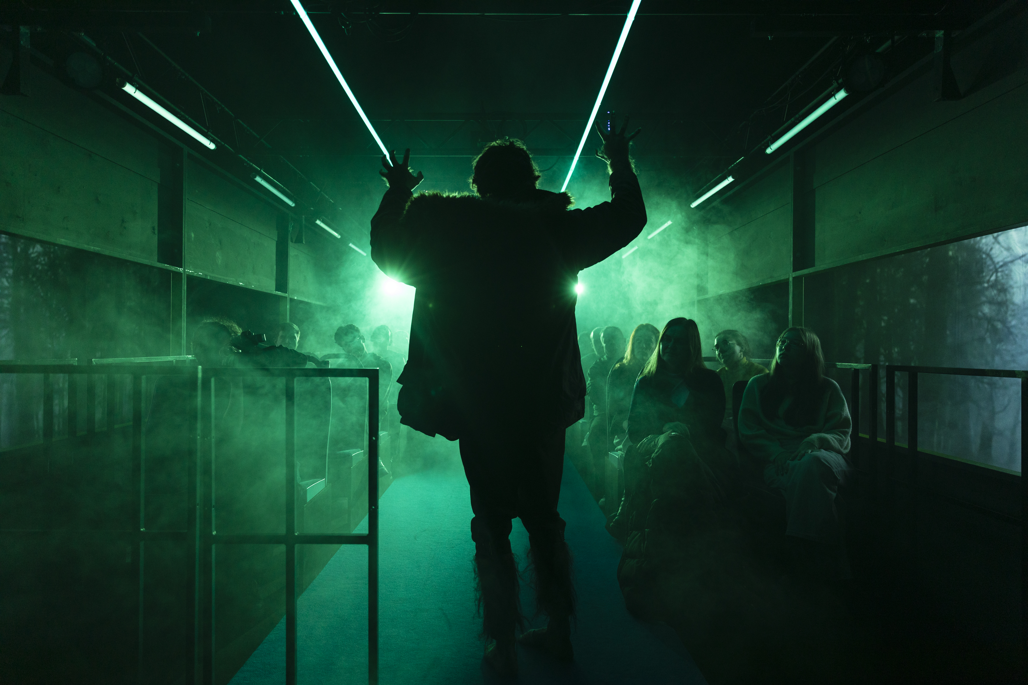 Das Innere des Buses erstrahlt in grünem Licht. In der Mitte die Figur 