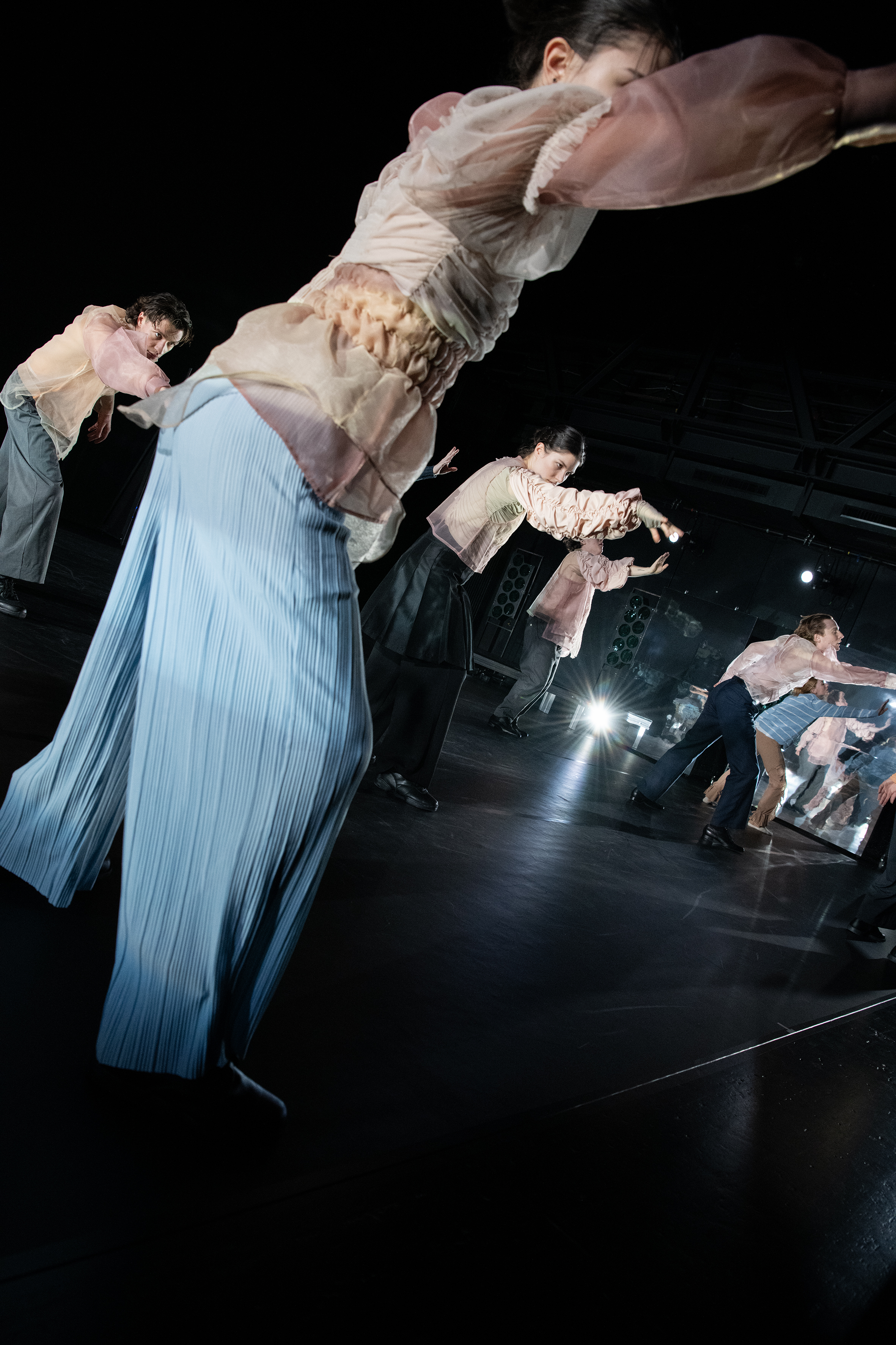 Personen strecken ihre Hände weit nach vorne, ernste Blicke