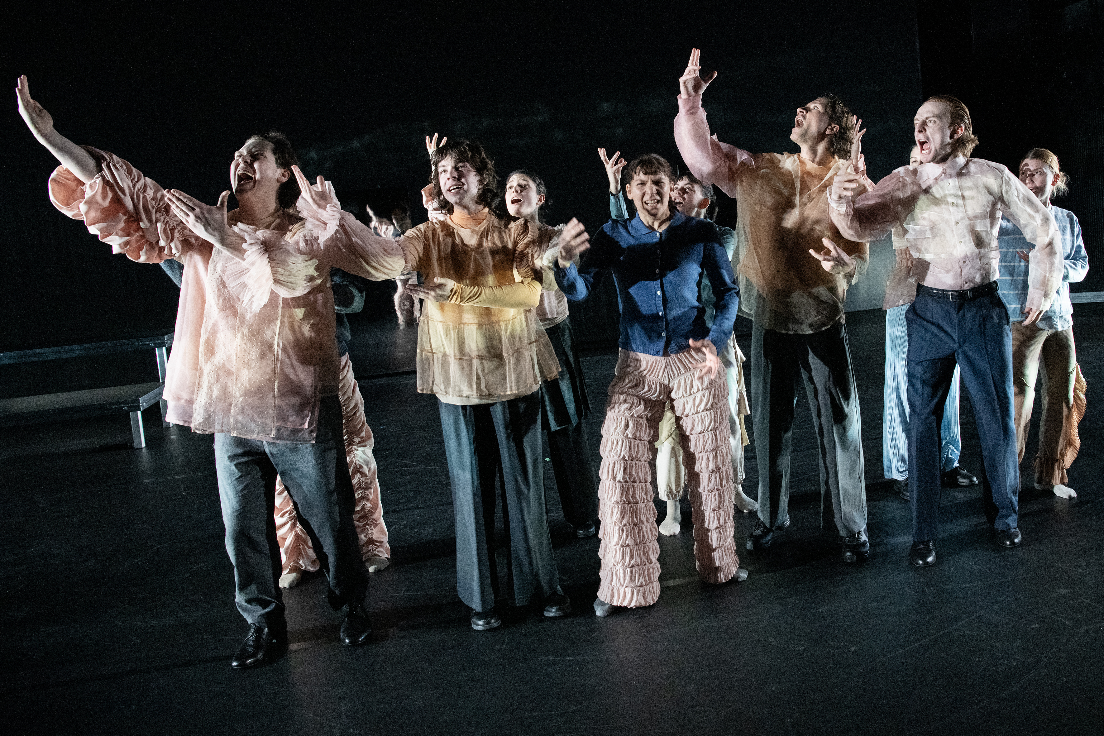 Das Ensemble nebeneinander mit weit ausgestreckten Händen