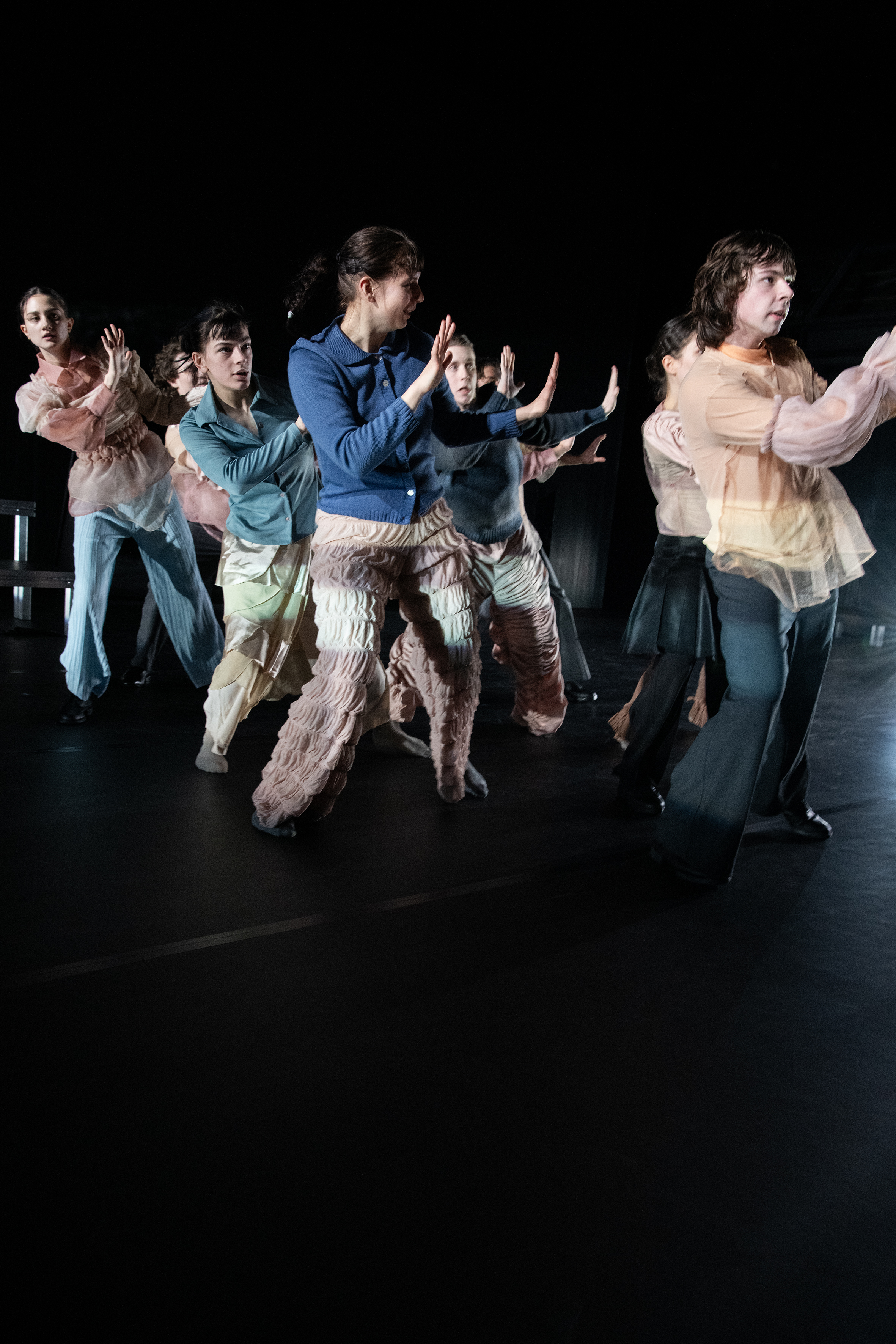 Personen, die sich nach rechts lehnen, während sie mit Händen nach links in Abwehrhaltung stehen