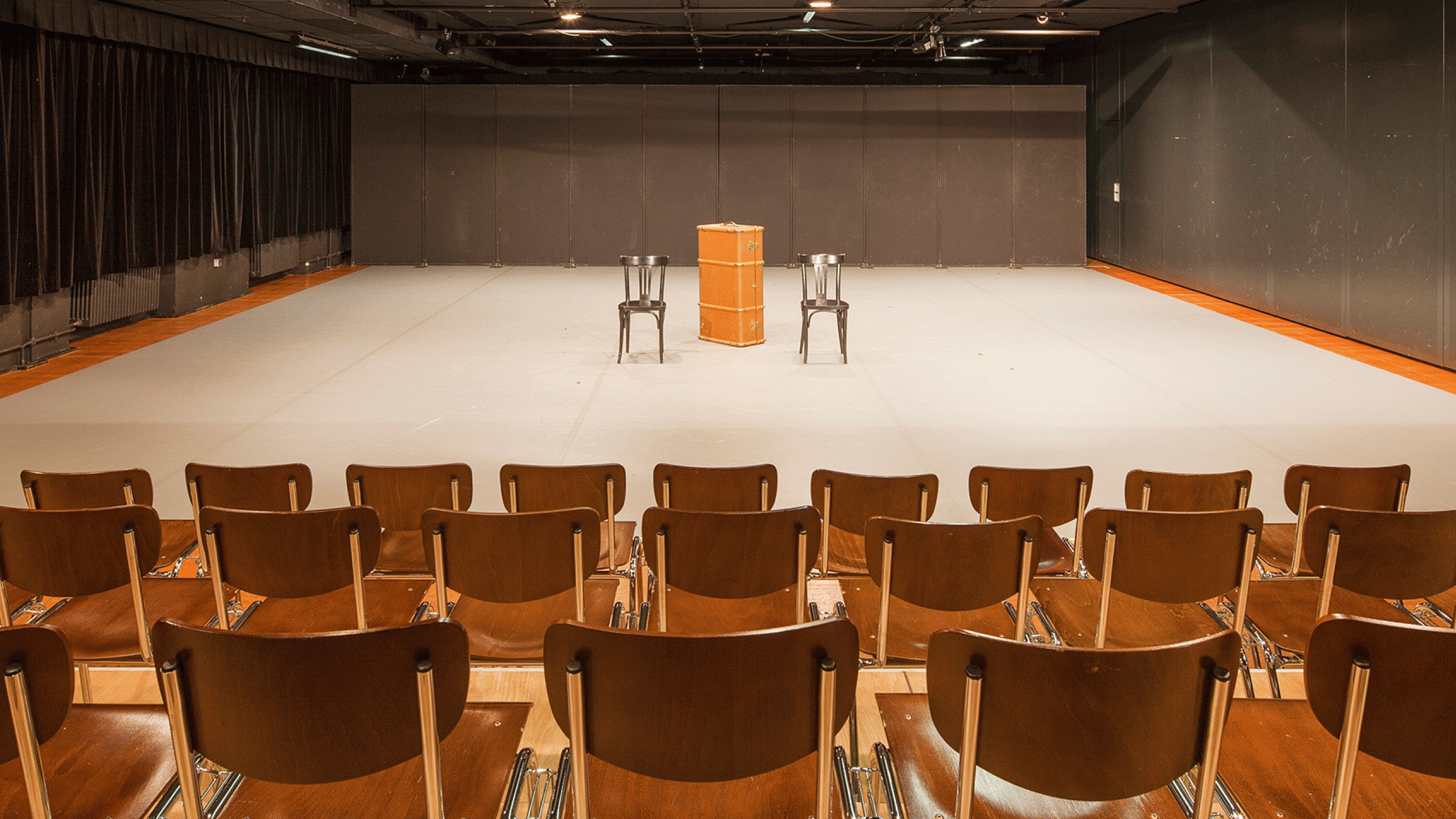 Bildmotiv des bestuhlten Raums Akademietheater OST.