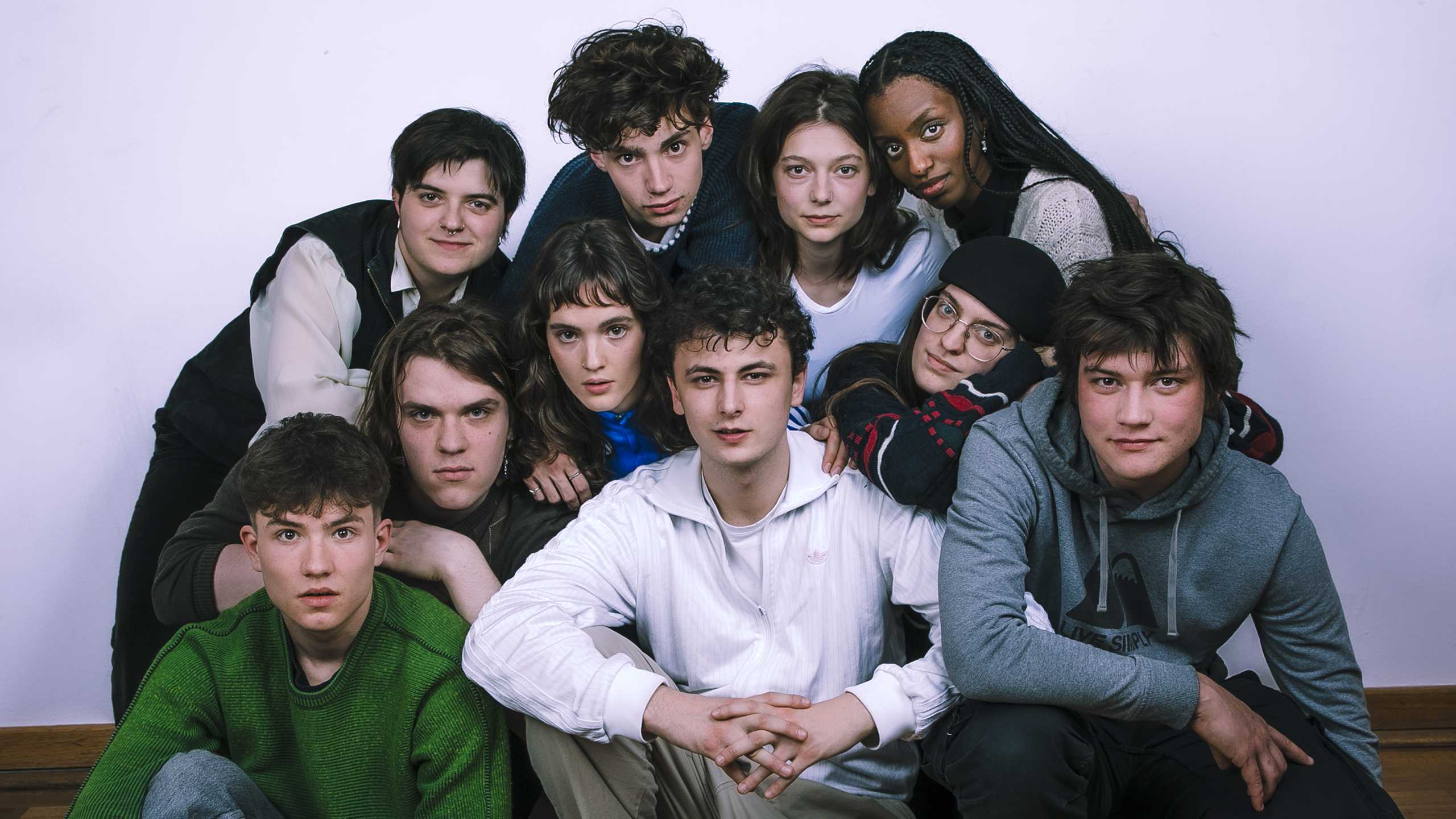 Gruppenfoto des 2. Jahrgangs Schauspiels (von links oben nach unten): Alix Fivian, Antonin Butt, Caspar Langer, Francesco Wenz, Flavia Rose Graber, Leopold Jahn,  Hannah Portev, Aquina Sauer, Valentin Lenk und Tegest Worku