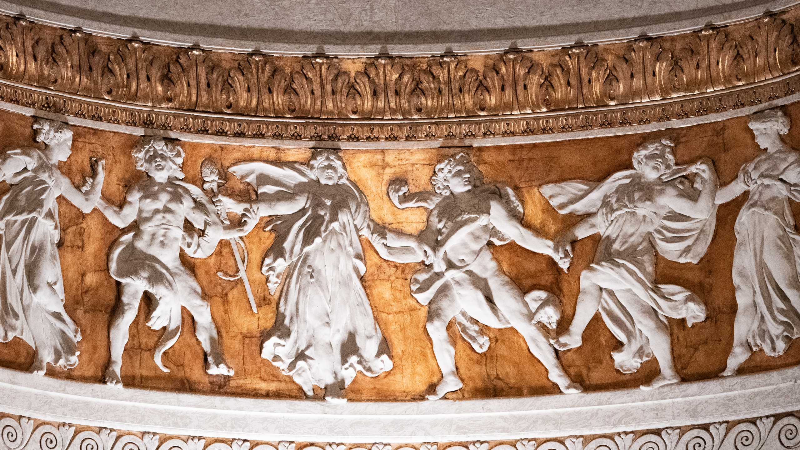 Deckenornament in weiß-gold an der Decke des Prinzregententheaters