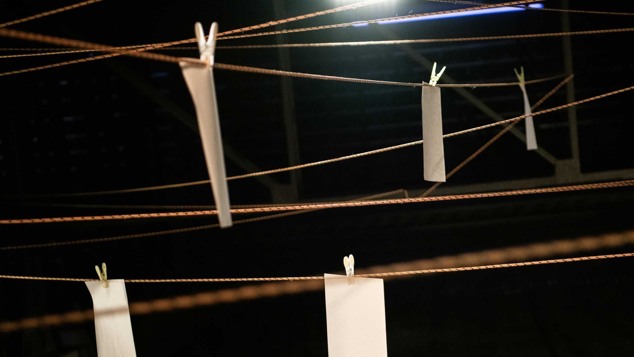 Zettel hängen an Wäscheklammern an Schnüren - Bild aus dem Dramaturgieprojekt Wiederumauffabbau