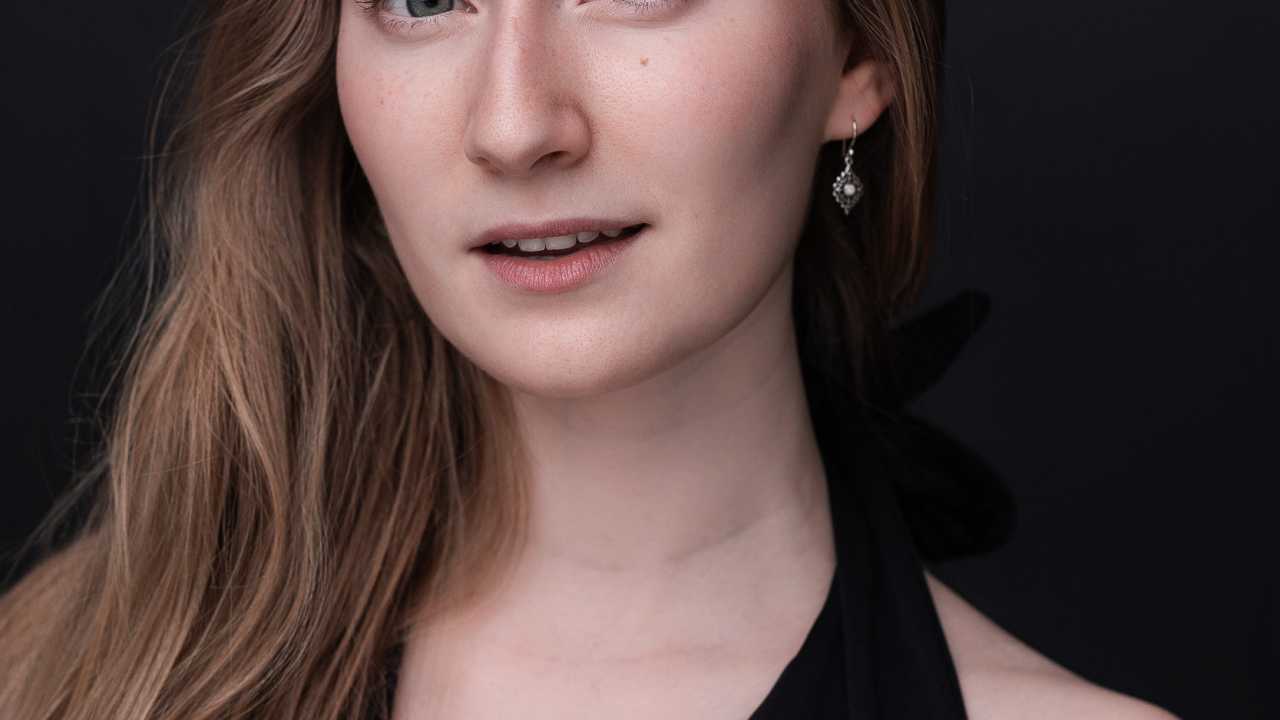 Profil der Studierenden Julia Bergen vor schwarzem Hintergrund