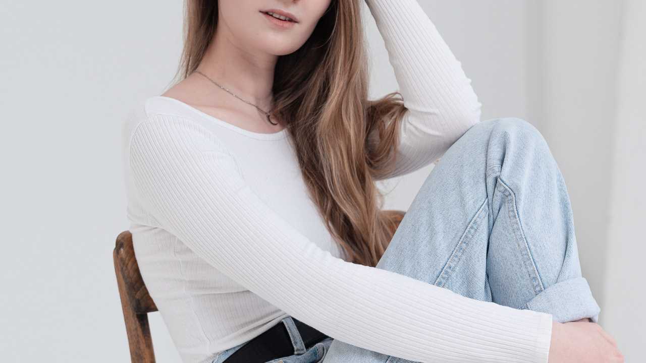 Foto der Studierenden Julia Bergen auf einem Stuhl