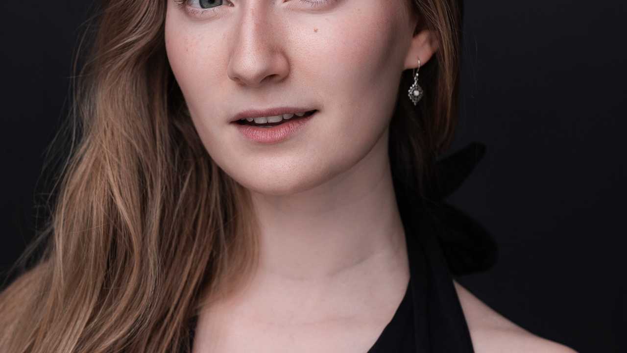 Profil der Studierenden Julia Bergen vor schwarzem Hintergrund