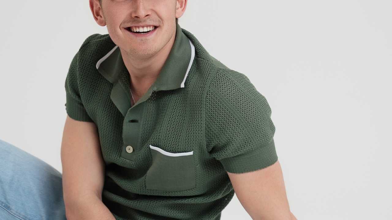 Christian Sattler sitzend auf dem Boden