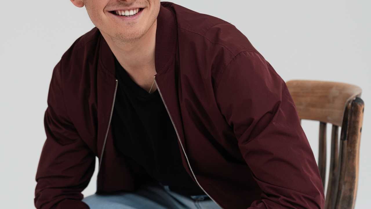 Christian Sattler sitzend auf Stuhl