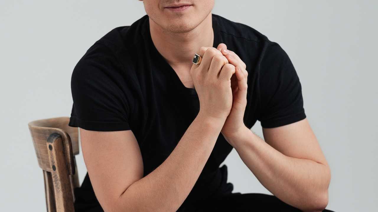 Christian Sattler sitzend auf Stuhl